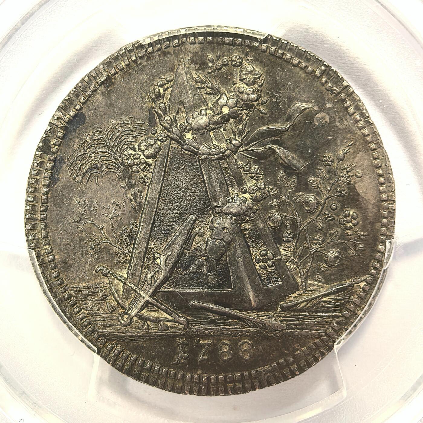 博洋堂“瑰宝之夜”第100期盛典专场（全场顺丰包邮） PCGS MS62 1788年雷根斯堡射击节银章。PCGS官网封面。这枚奖章上装饰有花环的金字塔，下方是弩和箭，底部边缘刻有1788年的日期以及七行文字，意为“为纪念在雷根斯堡举行的自由欢乐射击比赛。此品正反五彩包浆，镜面效果很强，极其精美的高浮雕品种。18世纪的射击节奖章每一枚都极为珍罕。