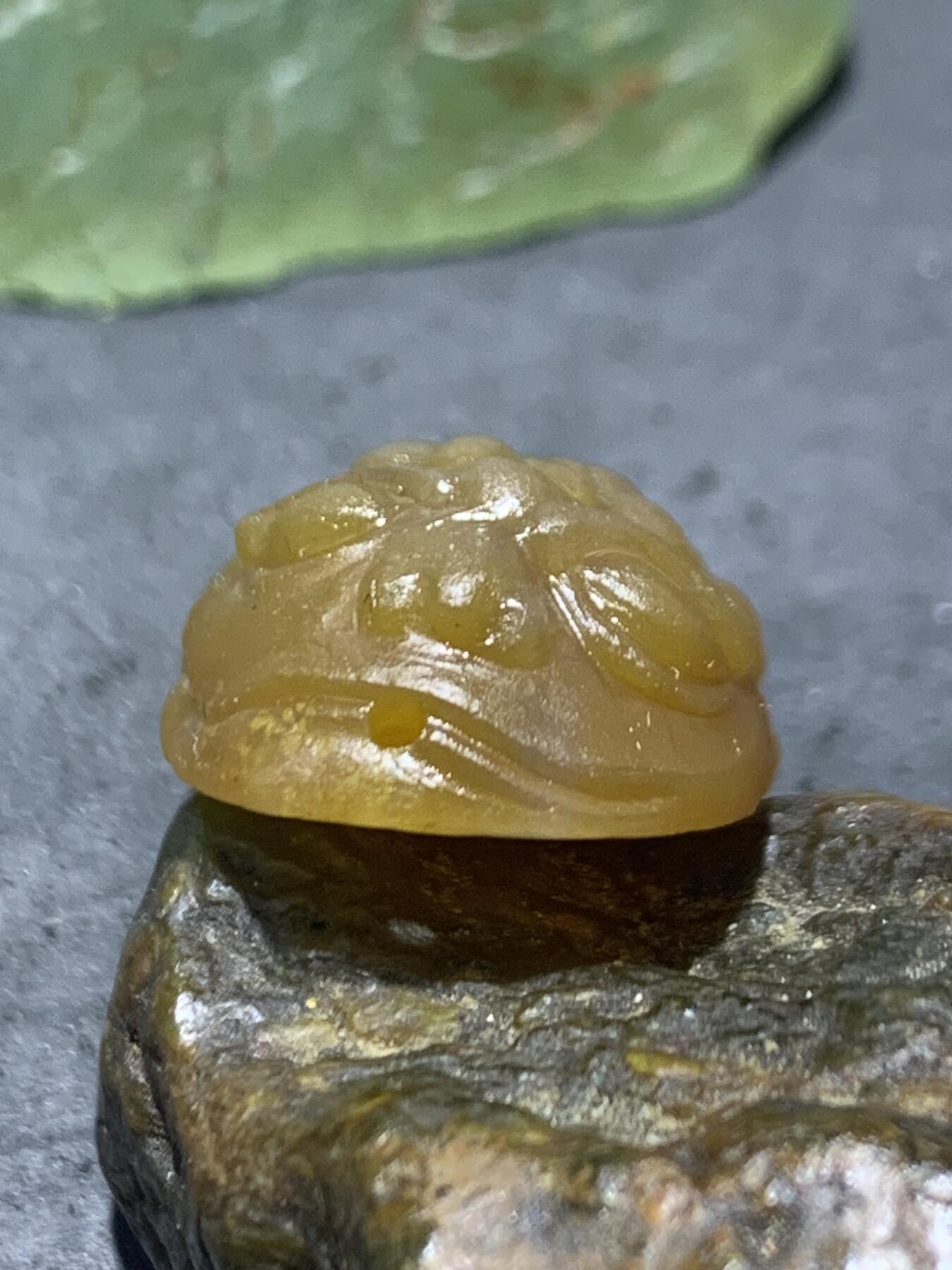 精美亚光蒙料冻料飘鸡油黄战国红玛瑙手工俏色巧雕招财金蟾吊坠一个！