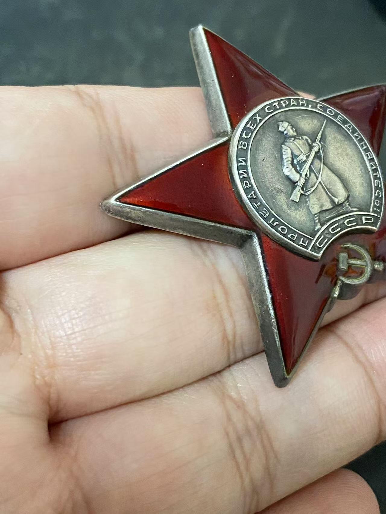 苏联勋章奖章拍卖12月6日晚上九点结束 找不到的加我qq或者微信都是184277308备注苏章拍卖。最好加微信群每次都会通知还有提前可以一口价的 最近会持续拍卖一些东西。			 苏联红星勋章 2906808 极品品相 连佩戴痕迹都几乎不可见 没查到登记卡 国芳布序列没有 应该是内务部或者其他独立单位获得 有渠道的可以查查。