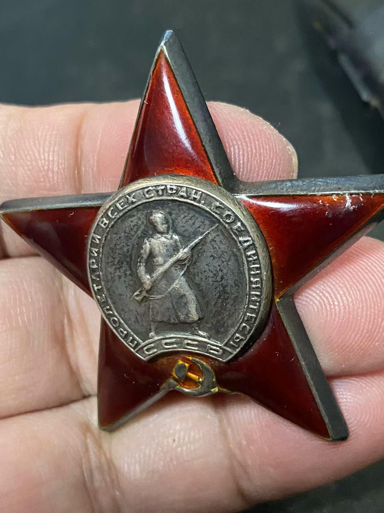 苏联勋章奖章拍卖12月6日晚上九点结束 找不到的加我qq或者微信都是184277308备注苏章拍卖。最好加微信群每次都会通知还有提前可以一口价的 最近会持续拍卖一些东西。			 苏联红星战功套章 红星 1382628 二战红星 带二战证书 右边角有比较大的掉皮 战功无号 原环 铜挂 圆满服役20年 带证书 重量20克64年颁发珐琅完好这个时间来说应该是银质 合金的从65年开始颁发的。属于反坦克炮部队少尉排长 Шевцов Владимир Георгиевич。摧毁1辆装甲运兵车和5个火力点。最后晋升为少校