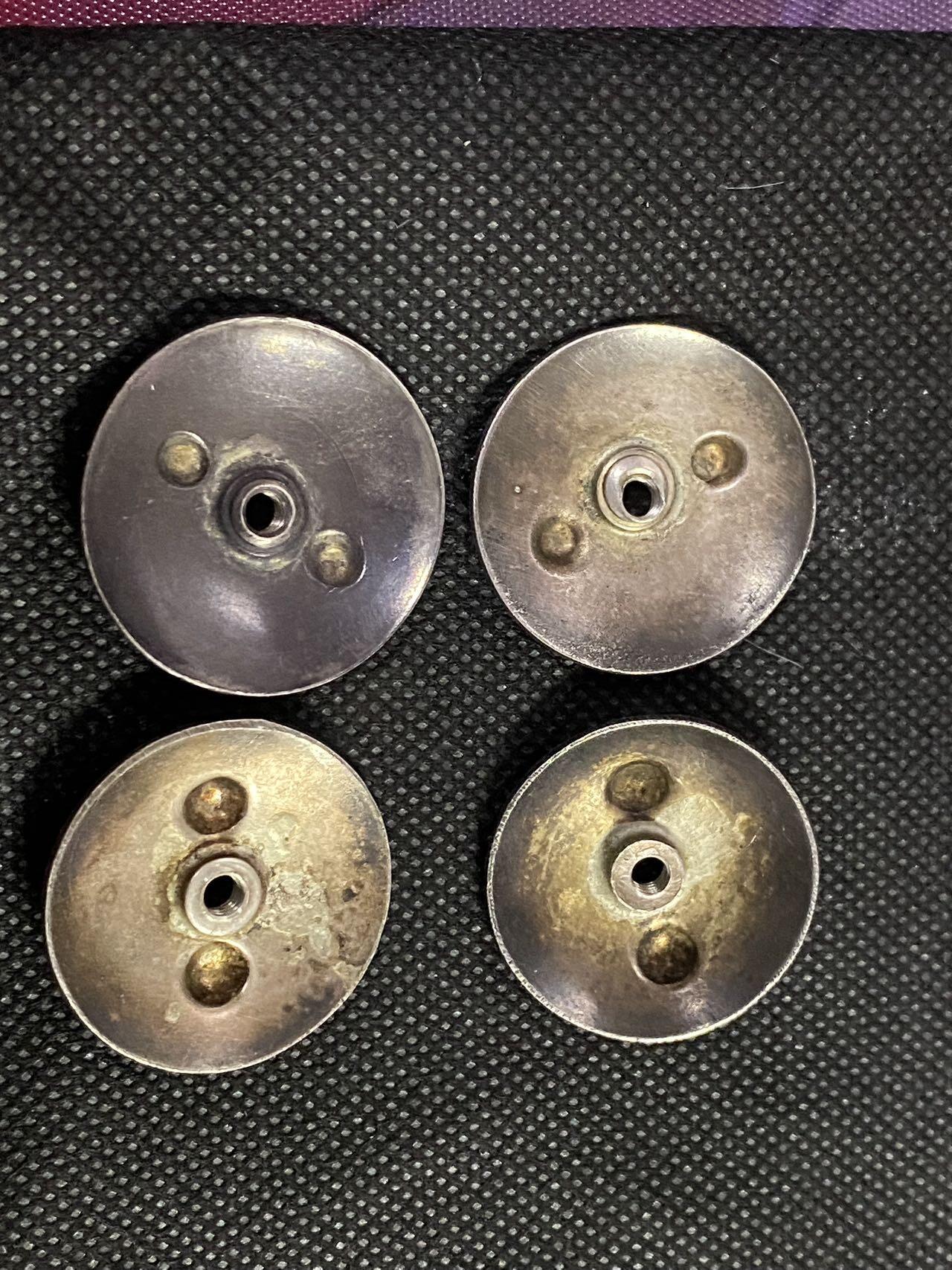 苏联勋章奖章拍卖12月6日晚上九点结束 找不到的加我qq或者微信都是184277308备注苏章拍卖。最好加微信群每次都会通知还有提前可以一口价的 最近会持续拍卖一些东西。			 苏联勋章银盖子四个 可以配早期红星 卫国 红旗等