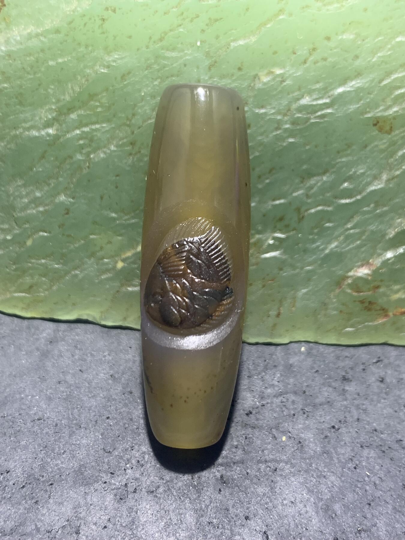 精美亚光高玉化草花纹巴西玛瑙手工俏色巧雕富贵有鱼桶珠一个！