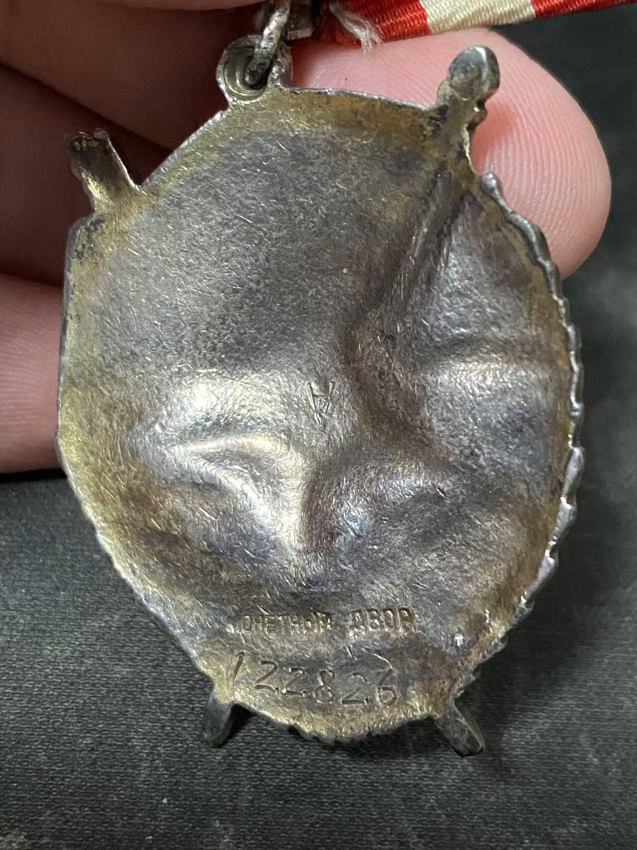 苏联勋章奖章拍卖12月6日晚上九点结束 找不到的加我qq或者微信都是184277308备注苏章拍卖。最好加微信群每次都会通知还有提前可以一口价的 最近会持续拍卖一些东西。			 苏联二战红旗勋章 122826 珐琅有磕碰 中心有检验戳 A 比较少见的磨砂的背面 版本也非常好 Ткаченко Иван Захарович 两次在拉脱维亚的战斗中积弊近百。炮弹用尽后还用冲锋枪和手榴弹继续作战 打退敌人多次进攻 故事很精彩 具体看奖励卡战绩40人+40人10个火力点