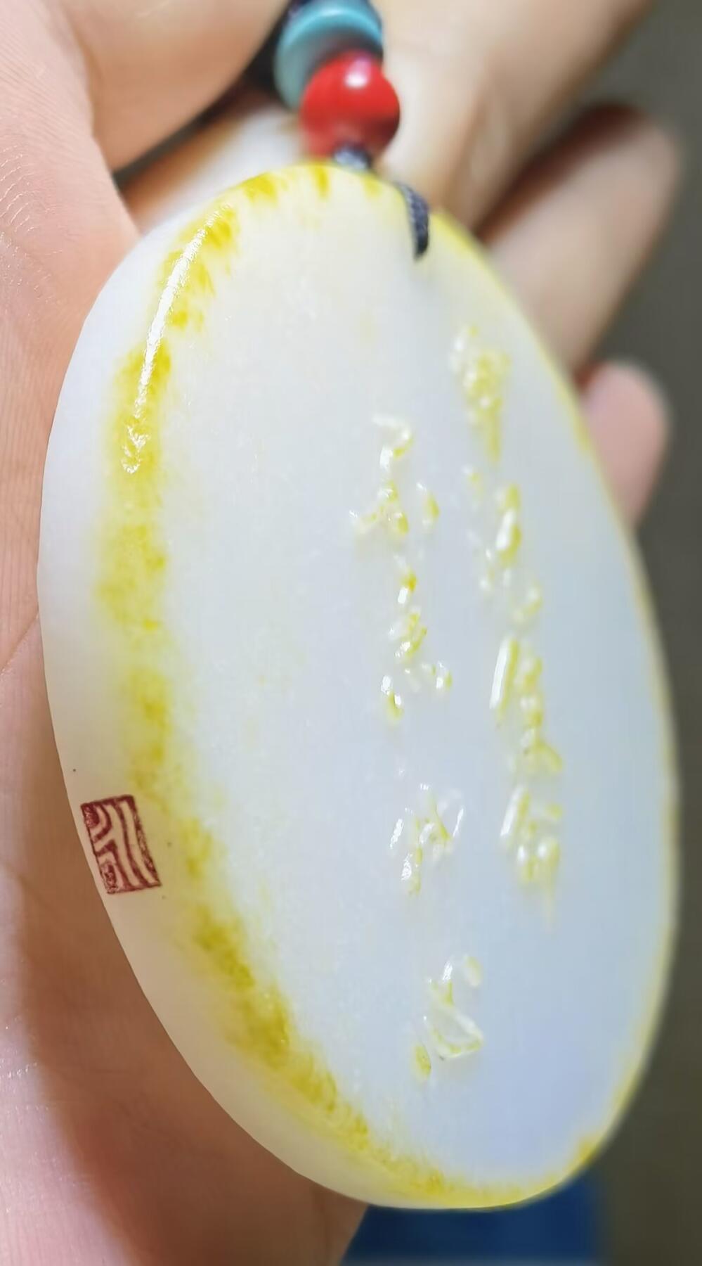 苏工大师雕刻和田玉伟大领袖牌新疆和田籽料鸡骨白伟大领袖毛主席作品：不忘初心！重量：42.12克尺寸：5.4*5.4*0.8cm作者：郁永昌 自带国检证书