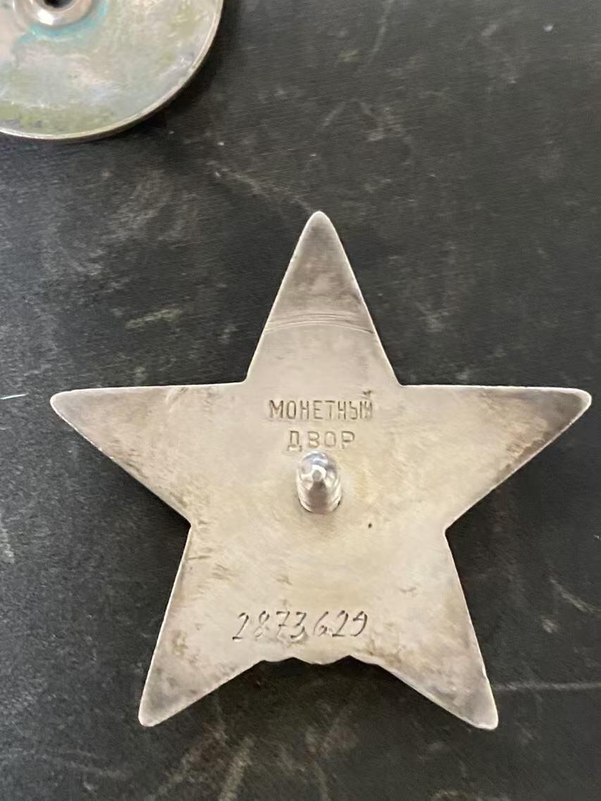 苏联勋章奖章拍卖12月6日晚上九点结束 找不到的加我qq或者微信都是184277308备注苏章拍卖。最好加微信群每次都会通知还有提前可以一口价的 最近会持续拍卖一些东西。			 苏联红星勋章 2873629 好品无磕碰 轻微佩戴  少校服役获得 带登记卡 其他资料感兴趣的可以去查查 