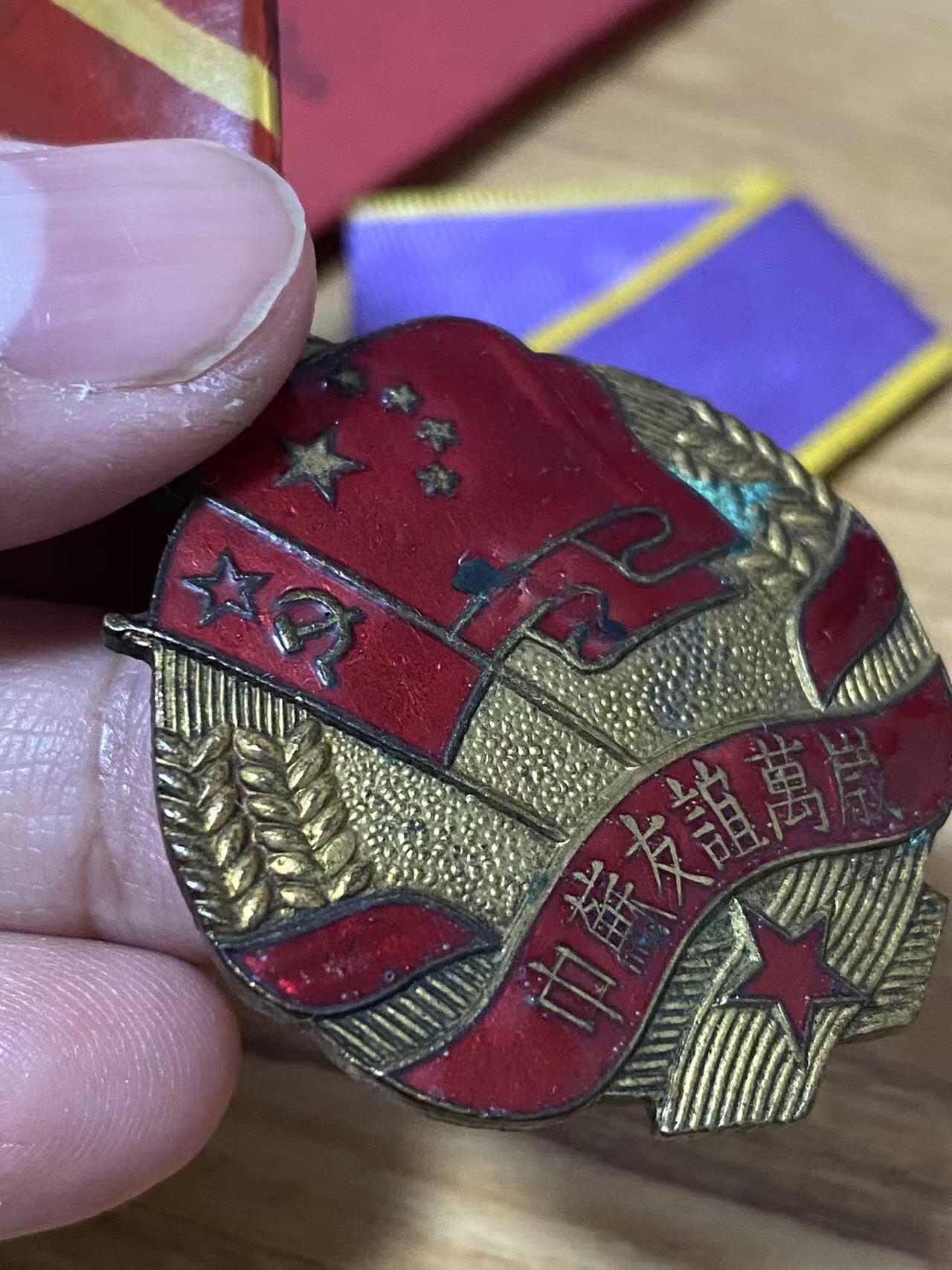 苏联勋章奖章拍卖12月6日晚上九点结束 找不到的加我qq或者微信都是184277308备注苏章拍卖。最好加微信群每次都会通知还有提前可以一口价的 最近会持续拍卖一些东西。			 中苏友谊纪念章套章  中苏有些小瑕疵 总体还可以 上挂换了 双证齐全 为比较少的53年颁发给旅顺驻军的奖章 劳动优秀带证件 同一人的  