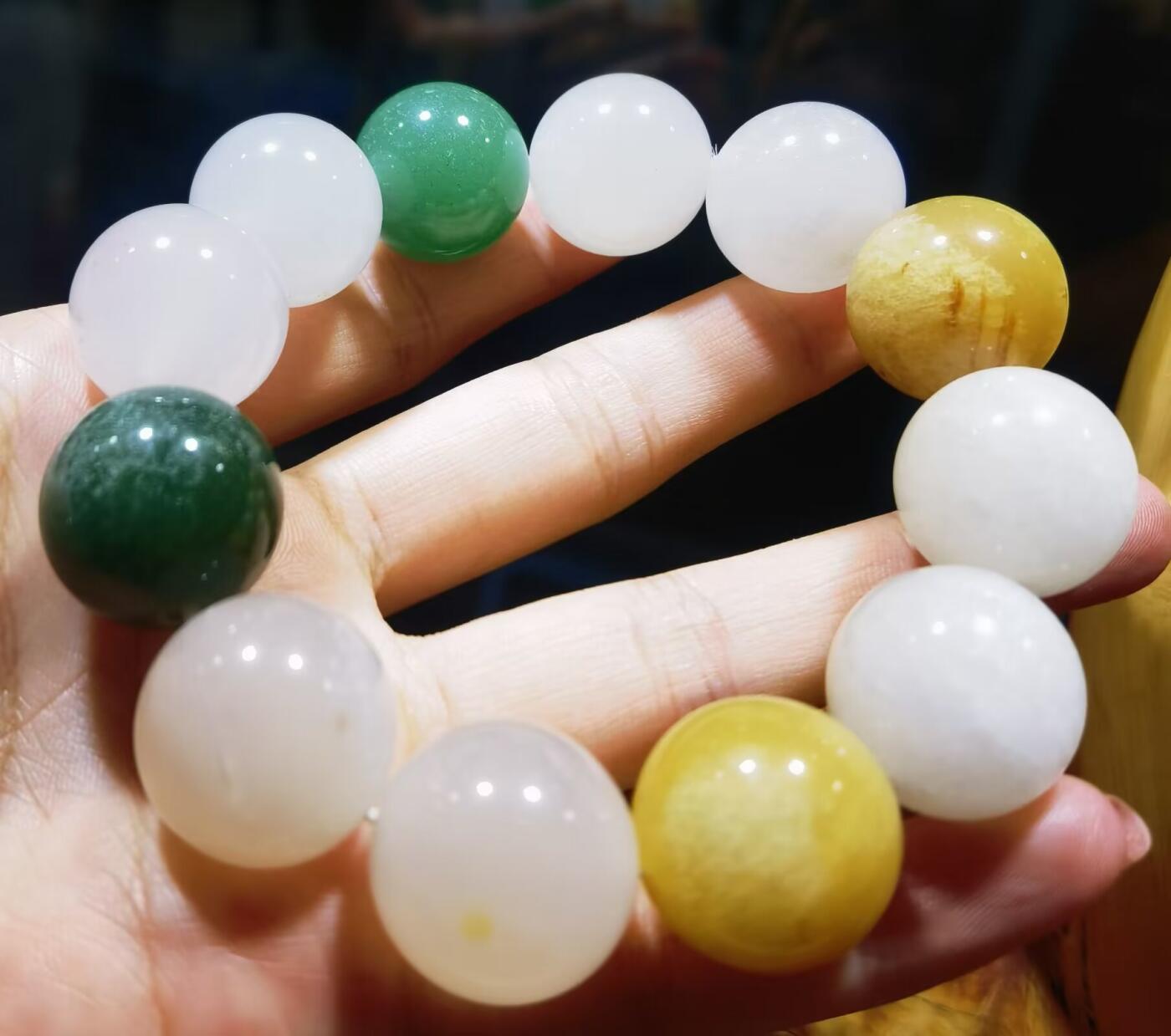 金丝玉多宝手串尺寸1.8cm，色彩漂亮干净清爽，个别珠子内部可见天然石纹棉絮，大自然的产物没有百分百完美，再美好的东西也会多少有一点瑕疵！品相如图所示！捡漏从速！