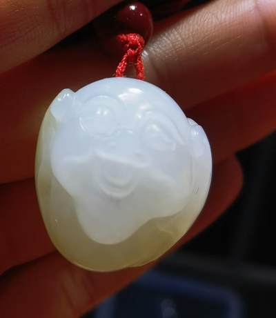 和田玉福猪吊坠原皮原色，卡通版雕刻，玉质结构细润。尺寸:20mm*23mm*20mm克重:15.36g自带国检证书！ - 和田玉福猪吊坠原皮原色，卡通版雕刻，玉质结构细润。尺寸:20mm*23mm*20mm克重:15.36g自带国检证书！