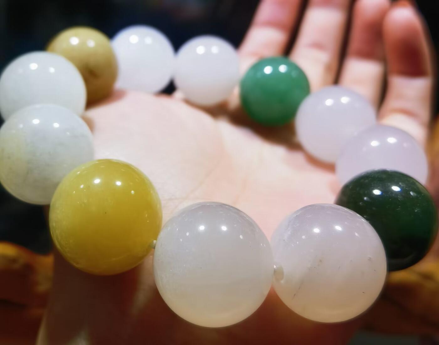 金丝玉多宝手串尺寸1.8cm，色彩漂亮干净清爽，个别珠子内部可见天然石纹棉絮，大自然的产物没有百分百完美，再美好的东西也会多少有一点瑕疵！品相如图所示！捡漏从速！