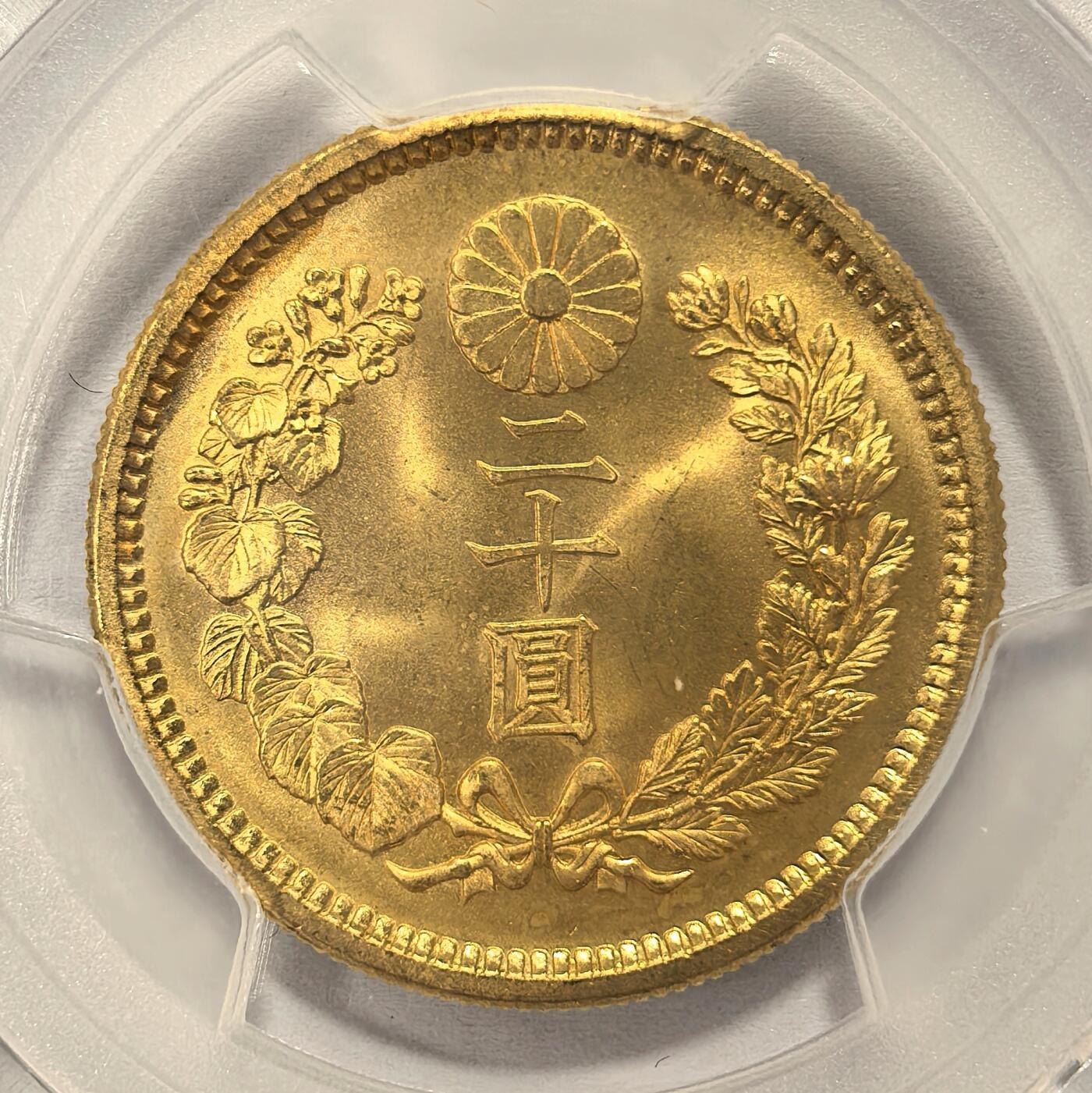 博洋堂“瑰宝之夜”第100期盛典专场（全场顺丰包邮） PCGS MS66 T8日本二十元金币。罕见特年，发行量仅常见的大正六年的五分之一。此品状态极佳，熠熠生辉，大正时代金币巅峰之作。近期金价高走，日本大金涨幅非常凶猛。二十元大金能达到PCGS66分这个级别非常困难，而且绝大多数的66分都集中在了大正六年这个年份上，特年66分更是少见。上个月麦稀奇有枚发行量几乎相同的的P66分特年20圆金币38500元落槌。