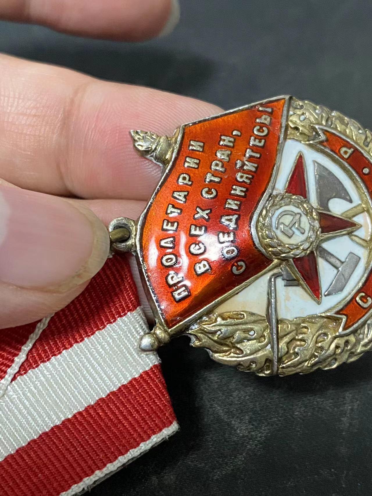 苏联勋章奖章拍卖12月6日晚上九点结束 找不到的加我qq或者微信都是184277308备注苏章拍卖。最好加微信群每次都会通知还有提前可以一口价的 最近会持续拍卖一些东西。			 苏联二战战功红旗勋章 98171 带检验戳8 比较稀少 上部珐琅第一排，第三排字母O处都有小蹭皮 右边缘也有一些 星星左右两边珐琅应该是后补的底部珐琅底边缘有些小锯齿 开环 白钢挂 品相不算好 早期 五位数 战功特别好 58拦截支队冲锋枪手 稀有的部队 追击，击退 发现重要电台 突围带回  积弊2君官 非常好的故事 有兴趣的可以研究下 没查登记卡 是根据书上查到的序列