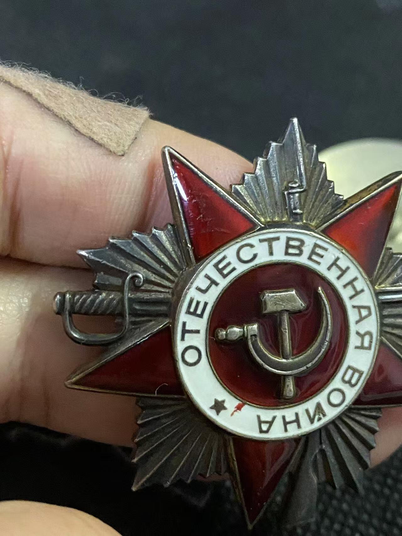 苏联勋章奖章拍卖12月6日晚上九点结束 找不到的加我qq或者微信都是184277308备注苏章拍卖。最好加微信群每次都会通知还有提前可以一口价的 最近会持续拍卖一些东西。			 苏联二级为国85版 品相不错无磕碰 佩戴痕迹较多 1535646