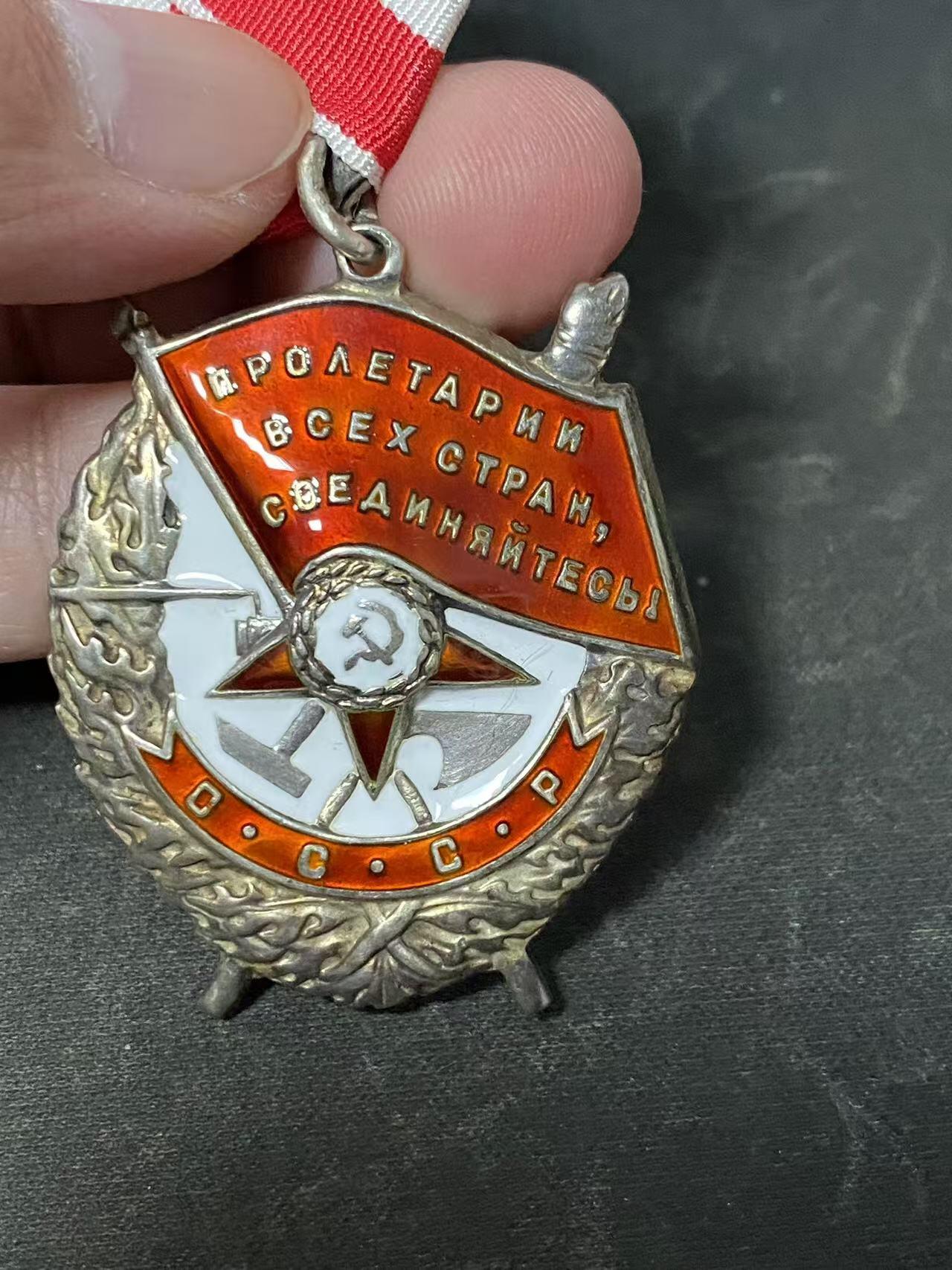 苏联勋章奖章拍卖12月6日晚上九点结束 找不到的加我qq或者微信都是184277308备注苏章拍卖。最好加微信群每次都会通知还有提前可以一口价的 最近会持续拍卖一些东西。			 苏联二战红旗勋章 244860 极品品相 战功红旗 夜间轰炸航空团高级飞行员 Пацкевич Павел Антонович 198次出击 各种夜间轰炸 战功赫赫 被授予红旗 具体看翻译。未开环 白钢挂 新挂布。难得的二战飞行员的红旗 还是这种超级极品品相的 其他资料可以自己去挖掘一下