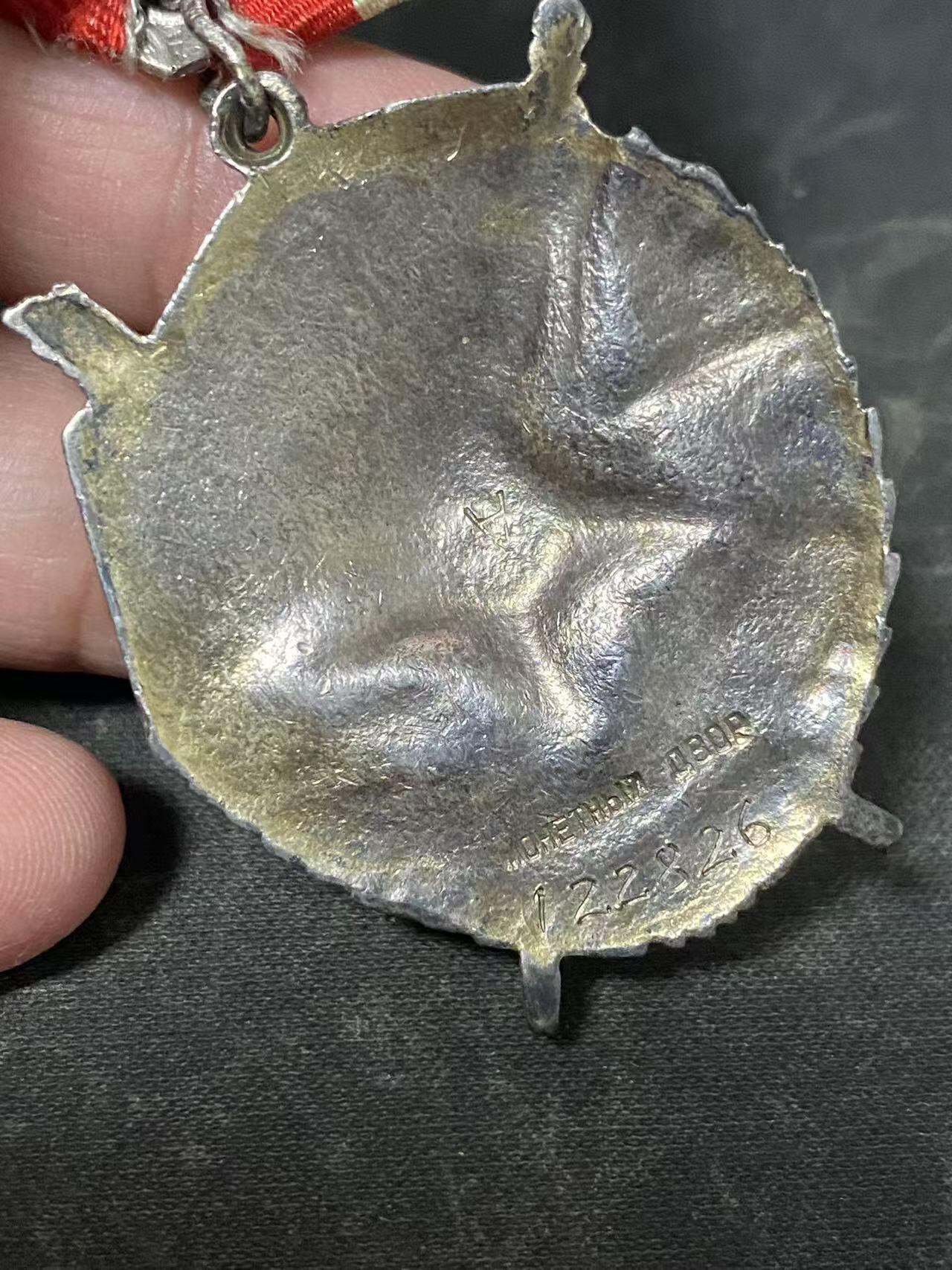 苏联勋章奖章拍卖12月6日晚上九点结束 找不到的加我qq或者微信都是184277308备注苏章拍卖。最好加微信群每次都会通知还有提前可以一口价的 最近会持续拍卖一些东西。			 苏联二战红旗勋章 122826 珐琅有磕碰 中心有检验戳 A 比较少见的磨砂的背面 版本也非常好 Ткаченко Иван Захарович 两次在拉脱维亚的战斗中积弊近百。炮弹用尽后还用冲锋枪和手榴弹继续作战 打退敌人多次进攻 故事很精彩 具体看奖励卡战绩40人+40人10个火力点