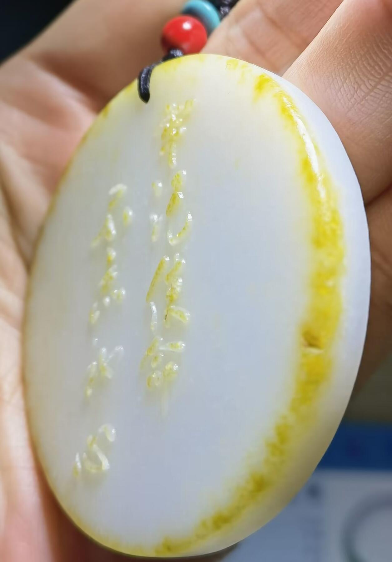 苏工大师雕刻和田玉伟大领袖牌新疆和田籽料鸡骨白伟大领袖毛主席作品：不忘初心！重量：42.12克尺寸：5.4*5.4*0.8cm作者：郁永昌 自带国检证书