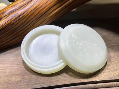 和田玉印泥盒精雕细刻，料子油润细腻结构致密！品相如图所示！尺寸:5.6cm*2.3cm克重:69.4g - 和田玉印泥盒精雕细刻，料子油润细腻结构致密！品相如图所示！尺寸:5.6cm*2.3cm克重:69.4g