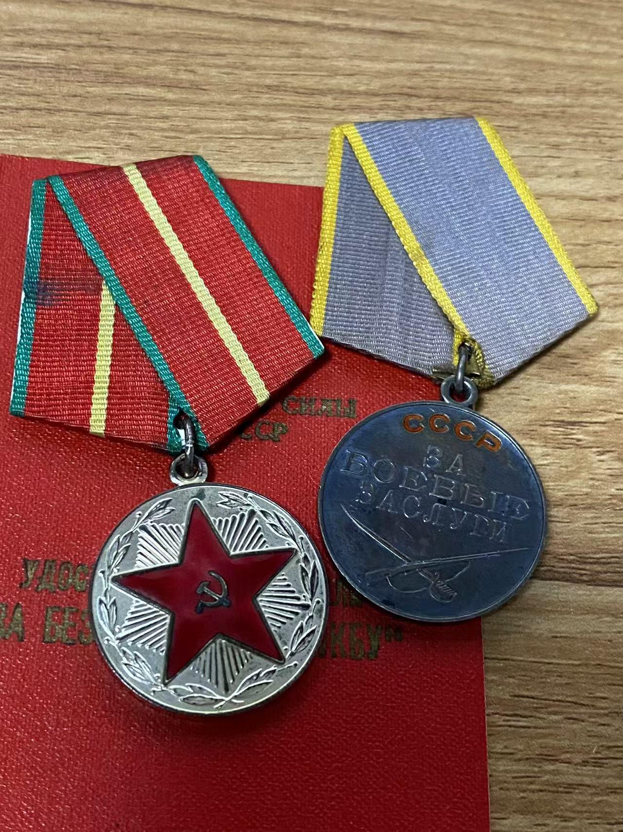 苏联勋章奖章拍卖12月6日晚上九点结束 找不到的加我qq或者微信都是184277308备注苏章拍卖。最好加微信群每次都会通知还有提前可以一口价的 最近会持续拍卖一些东西。			 苏联红星战功套章 红星 1382628 二战红星 带二战证书 右边角有比较大的掉皮 战功无号 原环 铜挂 圆满服役20年 带证书 重量20克64年颁发珐琅完好这个时间来说应该是银质 合金的从65年开始颁发的。属于反坦克炮部队少尉排长 Шевцов Владимир Георгиевич。摧毁1辆装甲运兵车和5个火力点。最后晋升为少校