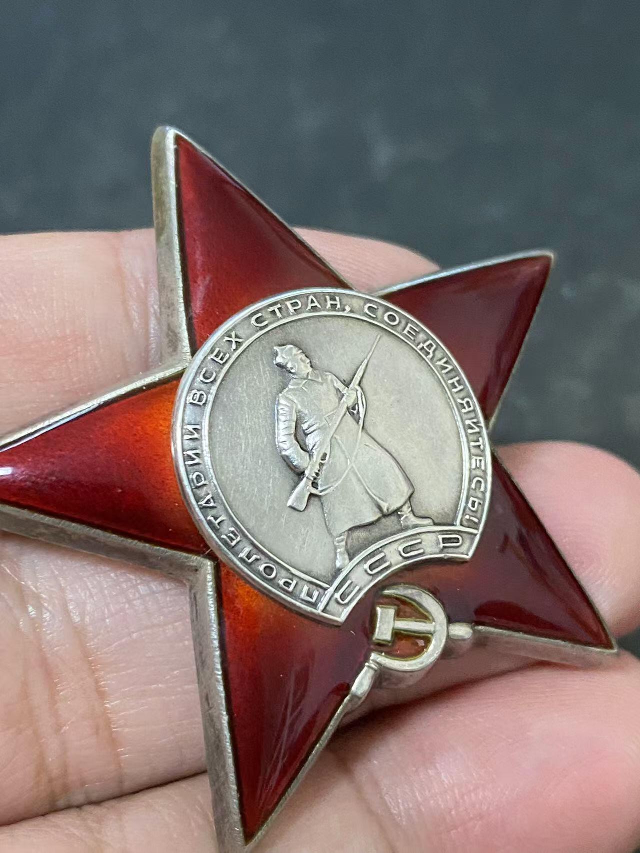 苏联勋章奖章拍卖12月6日晚上九点结束 找不到的加我qq或者微信都是184277308备注苏章拍卖。最好加微信群每次都会通知还有提前可以一口价的 最近会持续拍卖一些东西。			 苏联红星勋章 2873629 好品无磕碰 轻微佩戴  少校服役获得 带登记卡 其他资料感兴趣的可以去查查 