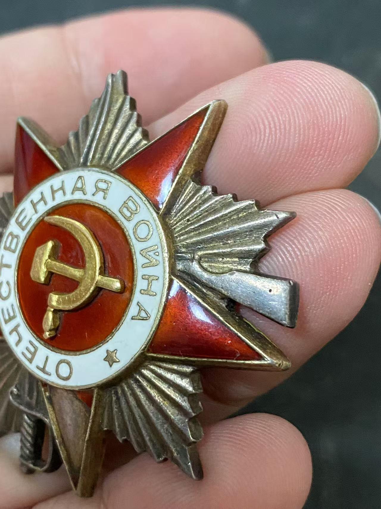 苏联勋章奖章拍卖12月6日晚上九点结束 找不到的加我qq或者微信都是184277308备注苏章拍卖。最好加微信群每次都会通知还有提前可以一口价的 最近会持续拍卖一些东西。			 苏联二级为国战争勋章 544315 证件只有照片没有实物！左角磕碰 刻号非常有意思奥尔沙自行火炮团共青团小组长 Оркин Сергей Васильевич 突破敌军防御和强攻柯尼斯堡市时带领连队占领并完全肃清4座建筑物、2个街区，消灭了不同口径的火炮9门，轻重机枪21挺，迫击炮连3个，观察所2个，运载弹药的汽车2辆、敌人约120名，压制3个永久性火力点他还获得了一个二级也翻译了放在最后