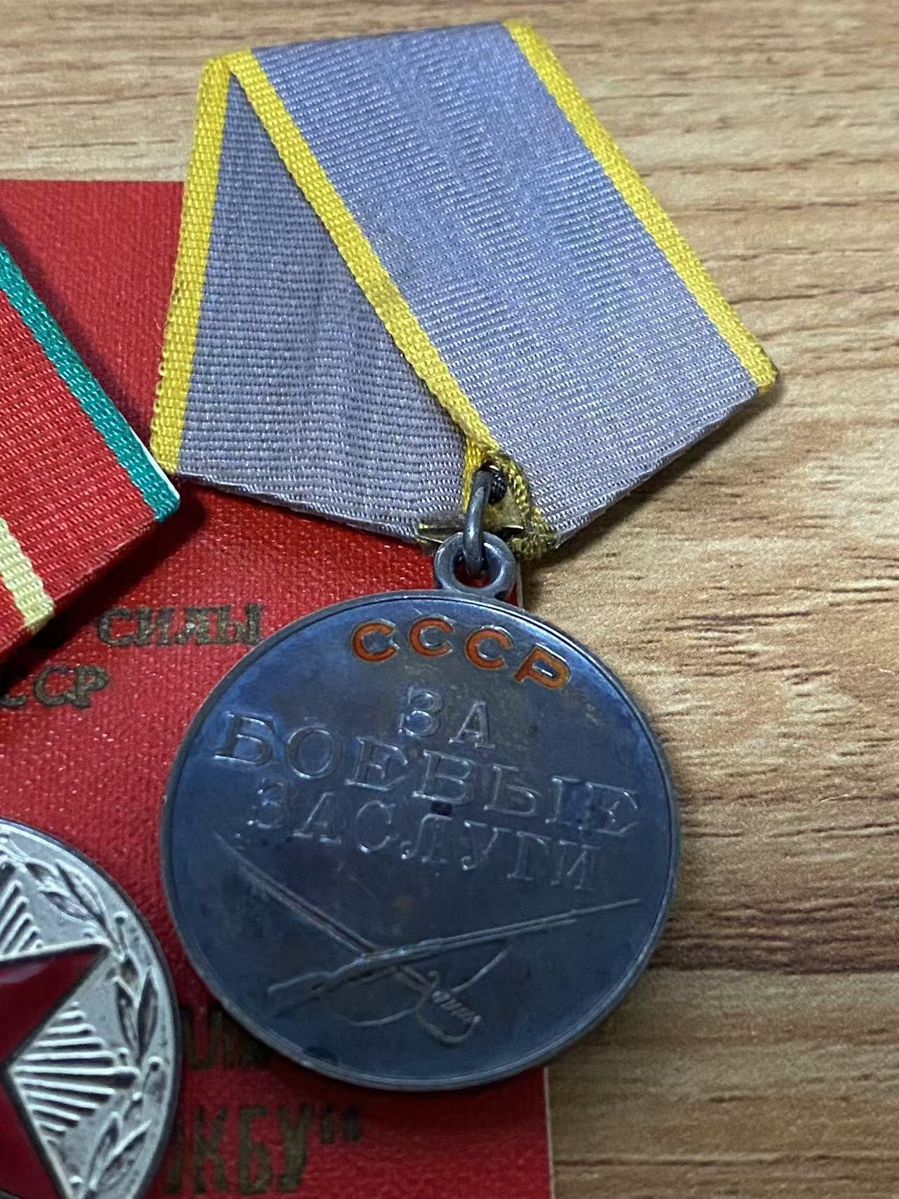 苏联勋章奖章拍卖12月6日晚上九点结束 找不到的加我qq或者微信都是184277308备注苏章拍卖。最好加微信群每次都会通知还有提前可以一口价的 最近会持续拍卖一些东西。			 苏联红星战功套章 红星 1382628 二战红星 带二战证书 右边角有比较大的掉皮 战功无号 原环 铜挂 圆满服役20年 带证书 重量20克64年颁发珐琅完好这个时间来说应该是银质 合金的从65年开始颁发的。属于反坦克炮部队少尉排长 Шевцов Владимир Георгиевич。摧毁1辆装甲运兵车和5个火力点。最后晋升为少校