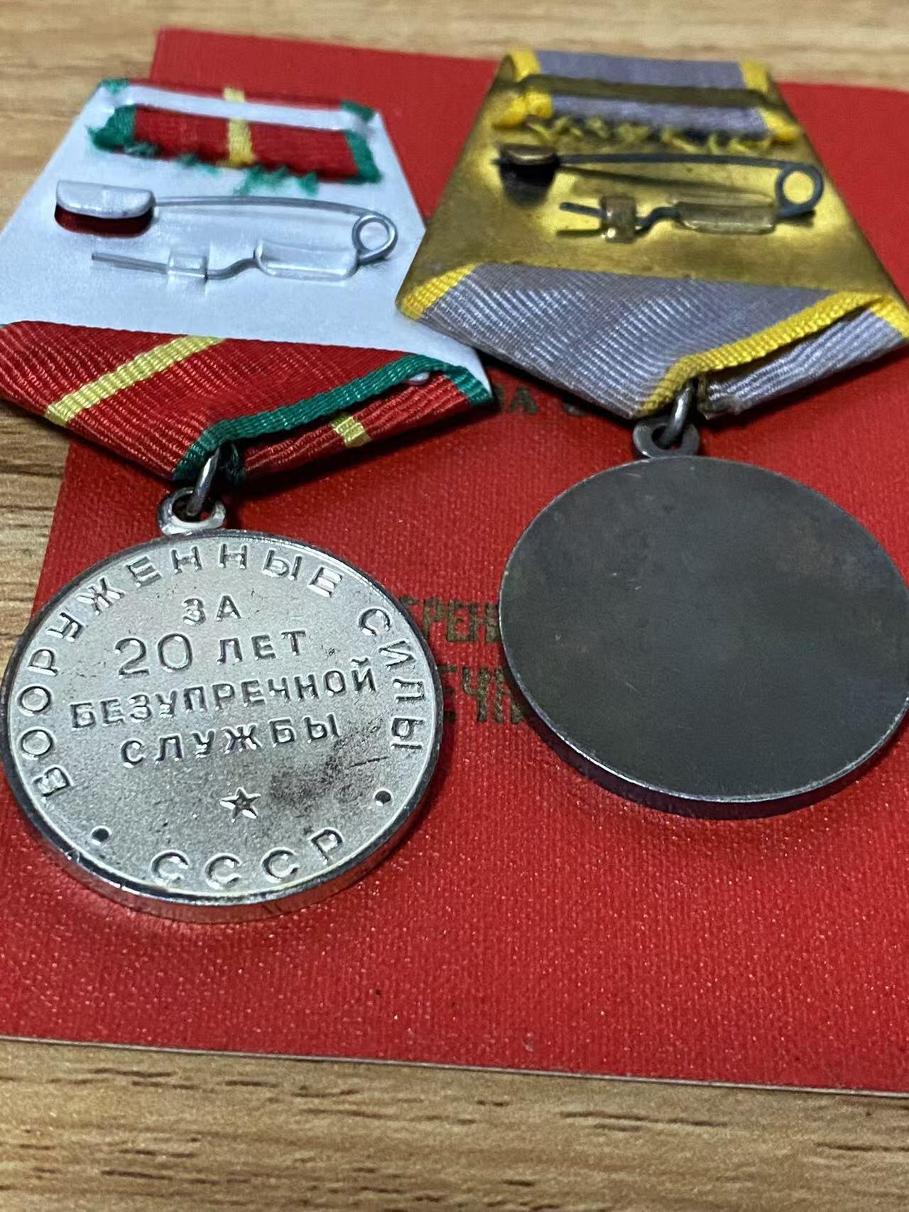 苏联勋章奖章拍卖12月6日晚上九点结束 找不到的加我qq或者微信都是184277308备注苏章拍卖。最好加微信群每次都会通知还有提前可以一口价的 最近会持续拍卖一些东西。			 苏联红星战功套章 红星 1382628 二战红星 带二战证书 右边角有比较大的掉皮 战功无号 原环 铜挂 圆满服役20年 带证书 重量20克64年颁发珐琅完好这个时间来说应该是银质 合金的从65年开始颁发的。属于反坦克炮部队少尉排长 Шевцов Владимир Георгиевич。摧毁1辆装甲运兵车和5个火力点。最后晋升为少校