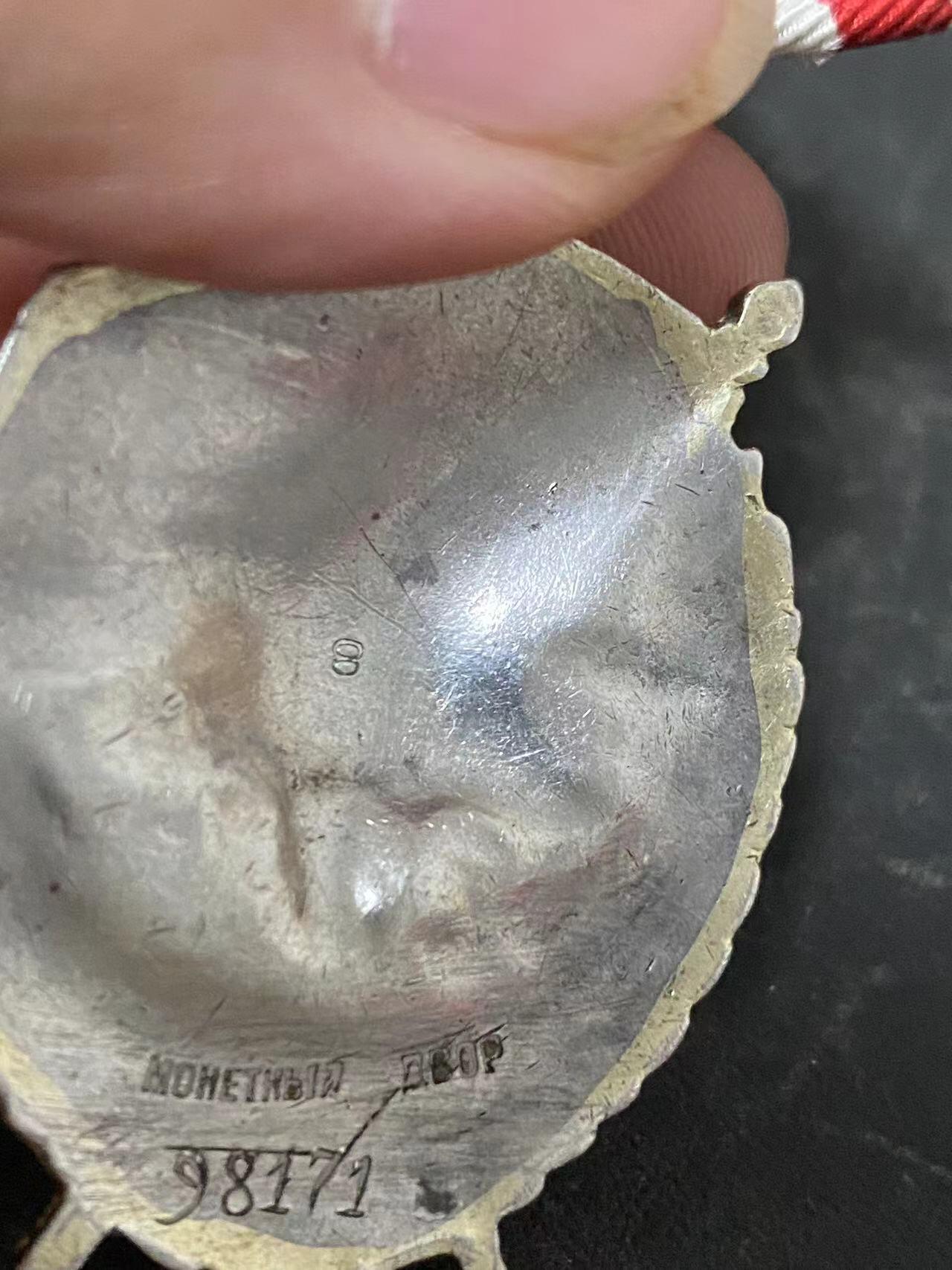 苏联勋章奖章拍卖12月6日晚上九点结束 找不到的加我qq或者微信都是184277308备注苏章拍卖。最好加微信群每次都会通知还有提前可以一口价的 最近会持续拍卖一些东西。			 苏联二战战功红旗勋章 98171 带检验戳8 比较稀少 上部珐琅第一排，第三排字母O处都有小蹭皮 右边缘也有一些 星星左右两边珐琅应该是后补的底部珐琅底边缘有些小锯齿 开环 白钢挂 品相不算好 早期 五位数 战功特别好 58拦截支队冲锋枪手 稀有的部队 追击，击退 发现重要电台 突围带回  积弊2君官 非常好的故事 有兴趣的可以研究下 没查登记卡 是根据书上查到的序列