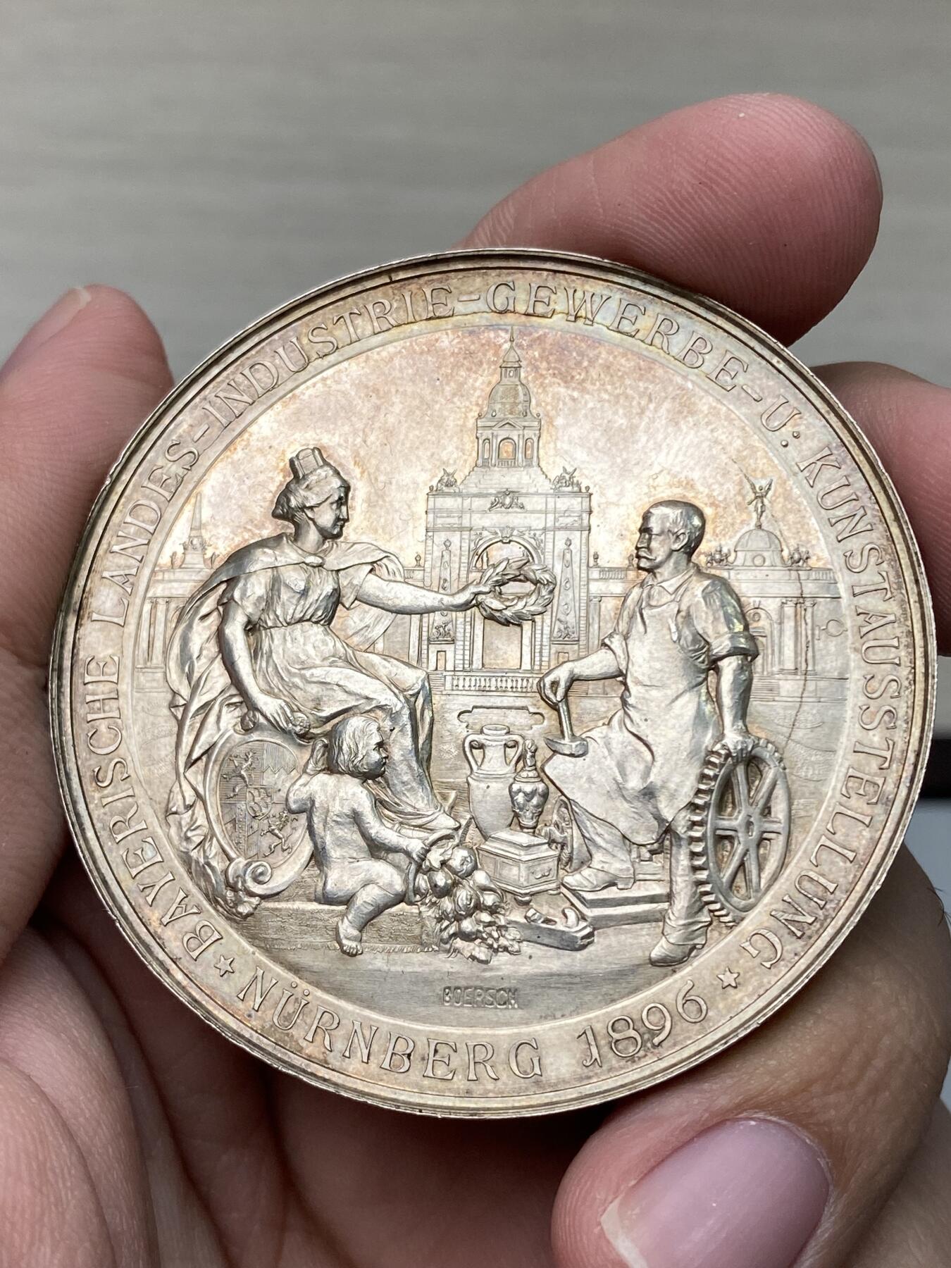万国钱币拍卖第037期 1896年德国巴伐利亚利奥波德摄政王慕尼黑工业与农业纪念大银章 沙夫原盒名品淡红彩高浮雕 65g 56mm