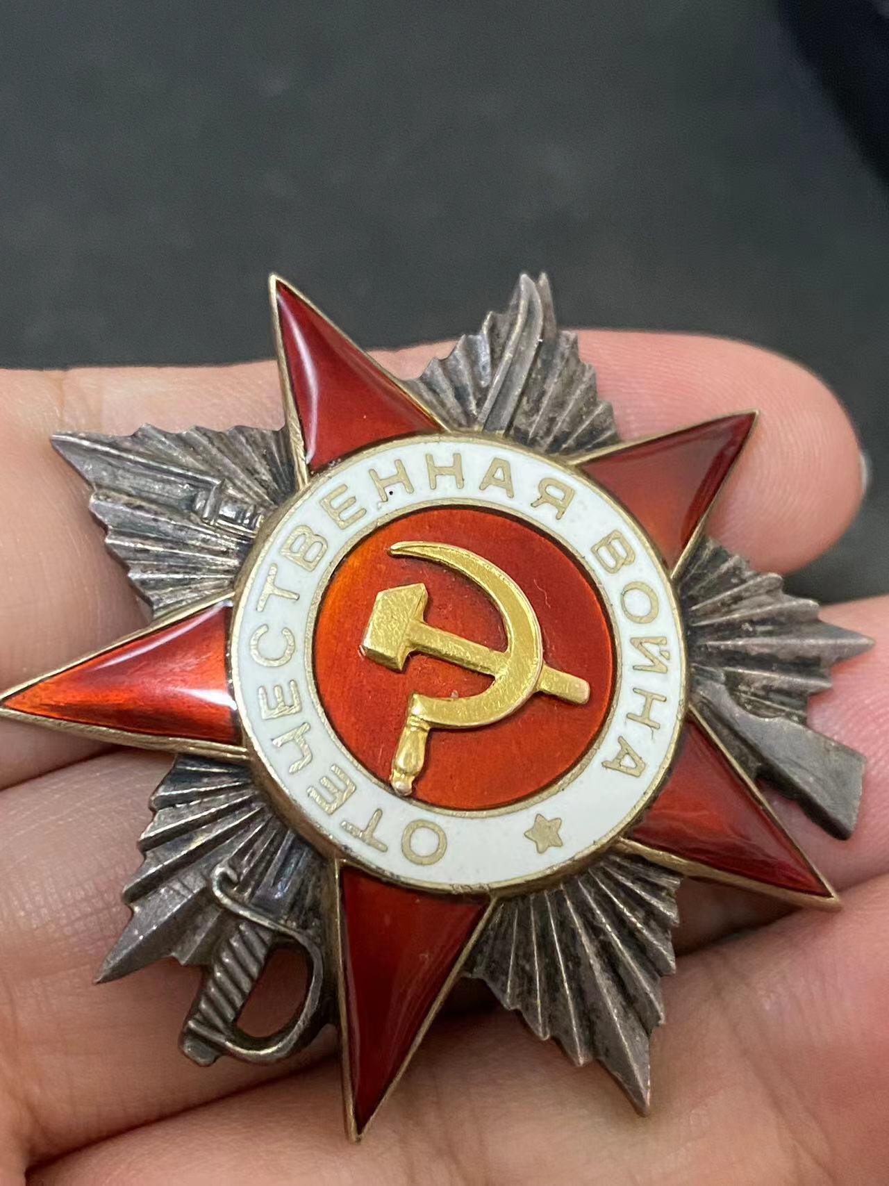 苏联勋章奖章拍卖12月6日晚上九点结束 找不到的加我qq或者微信都是184277308备注苏章拍卖。最好加微信群每次都会通知还有提前可以一口价的 最近会持续拍卖一些东西。			 苏联二级为国勋章301151飞行员-政委 少校 超级品相 佩戴痕迹都几乎看不到   蟹版的一个小众变种 。108近卫拉瓦-罗斯卡娅强击机航空团政治副指挥员（政委）团体事迹非常好几十坦克 积弊一千多本人亲自出击7次获得嘉奖。授予红旗降为二级为国。空军上将克拉索夫斯基 最后签发。他的另一枚红旗也翻译的 接近目标 压制高炮 。Яковлев Борис Иванович 