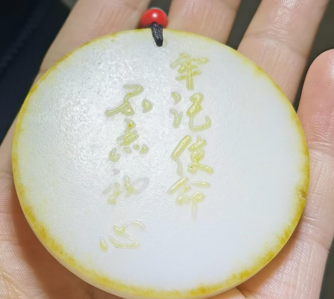 苏工大师雕刻和田玉伟大领袖牌新疆和田籽料鸡骨白伟大领袖毛主席作品：不忘初心！重量：42.12克尺寸：5.4*5.4*0.8cm作者：郁永昌 自带国检证书