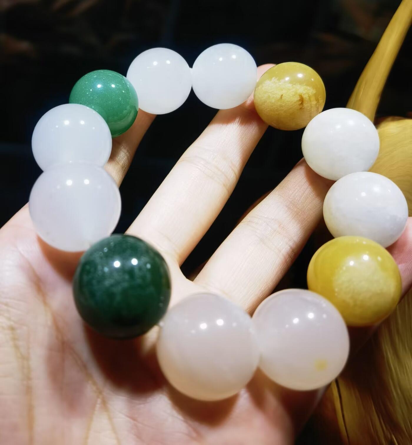 金丝玉多宝手串尺寸1.8cm，色彩漂亮干净清爽，个别珠子内部可见天然石纹棉絮，大自然的产物没有百分百完美，再美好的东西也会多少有一点瑕疵！品相如图所示！捡漏从速！