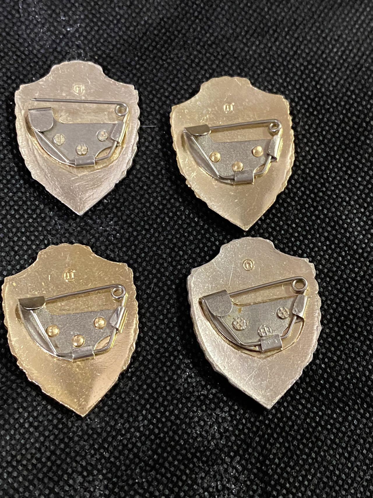 苏联勋章奖章拍卖12月6日晚上九点结束 找不到的加我qq或者微信都是184277308备注苏章拍卖。最好加微信群每次都会通知还有提前可以一口价的 最近会持续拍卖一些东西。			 四个小徽章