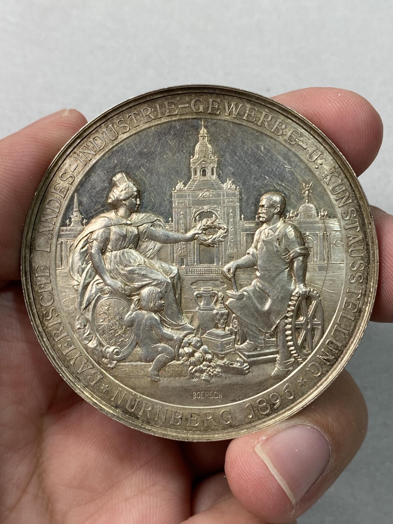 万国钱币拍卖第037期 1896年德国巴伐利亚利奥波德摄政王慕尼黑工业与农业纪念大银章 沙夫原盒名品淡红彩高浮雕 65g 56mm