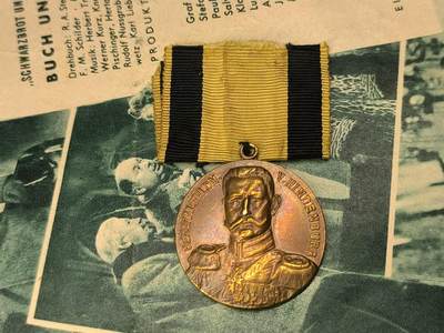 古林万国勋赏爱藏第8期-转发有佣金红包 - 帝德1914(兴登堡）坦能堡战役大捷奖章  作者：A.Lowental  正面是非常经典的兴登堡制服半身像，带彩光、高浮雕非常精美，该章系老兵协会颁发奖章