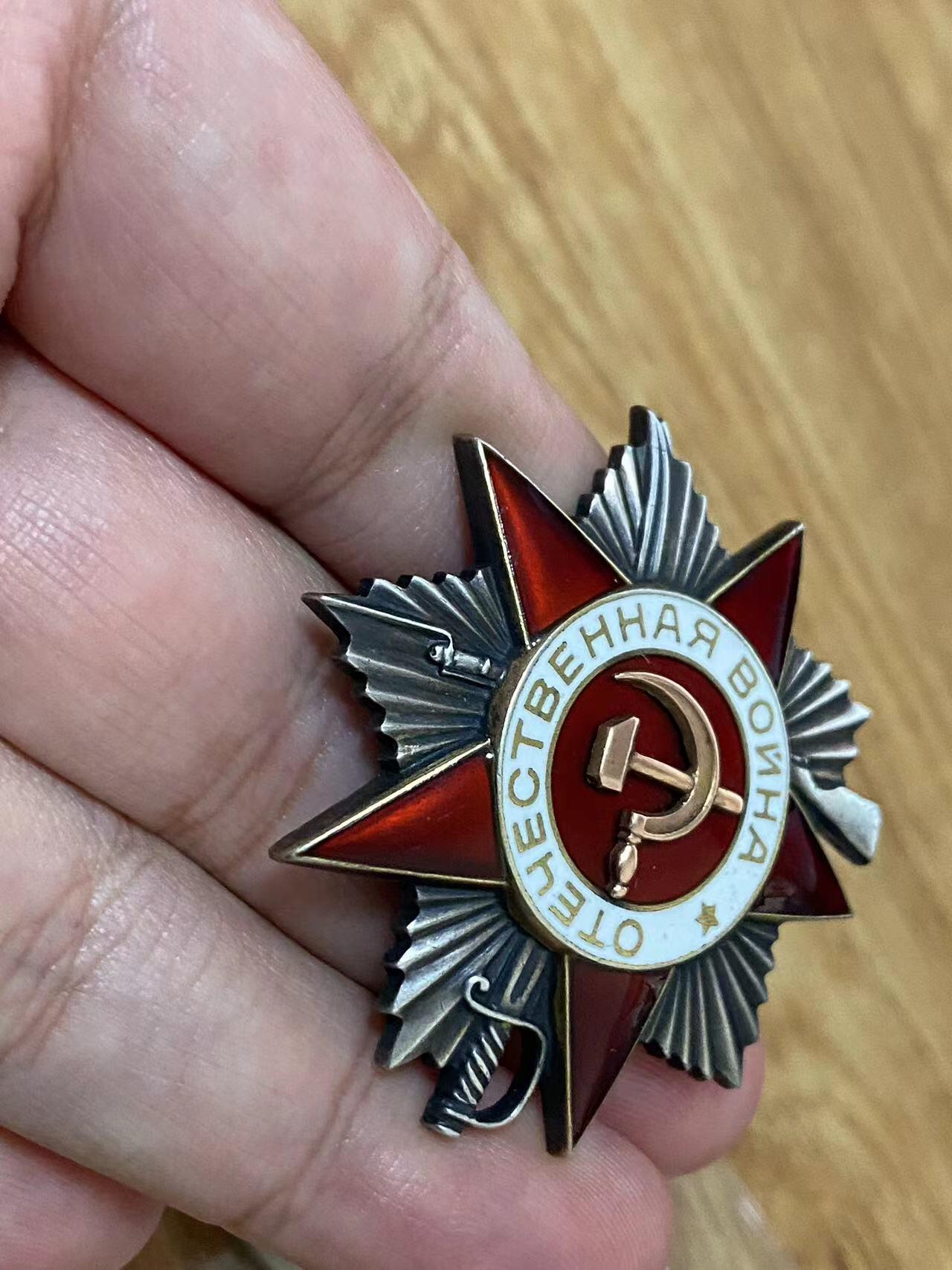 苏联勋章奖章拍卖12月6日晚上九点结束 找不到的加我qq或者微信都是184277308备注苏章拍卖。最好加微信群每次都会通知还有提前可以一口价的 最近会持续拍卖一些东西。			 苏联二级为国900338号追授给妻子登记卡有写 没翻译 奖励卡已经翻译   品相很好没有磕碰 版本也非常好 属于那种比较平的背板 后期这个号段的发的也不多。人民网有阵王记录  Пластеев Федор Федотович近卫步兵团冲锋枪排指挥员 潜入敌后摧毁碉堡截获情报送到司令部。积弊11。可惜没有带上。细绳后由妻子领取。