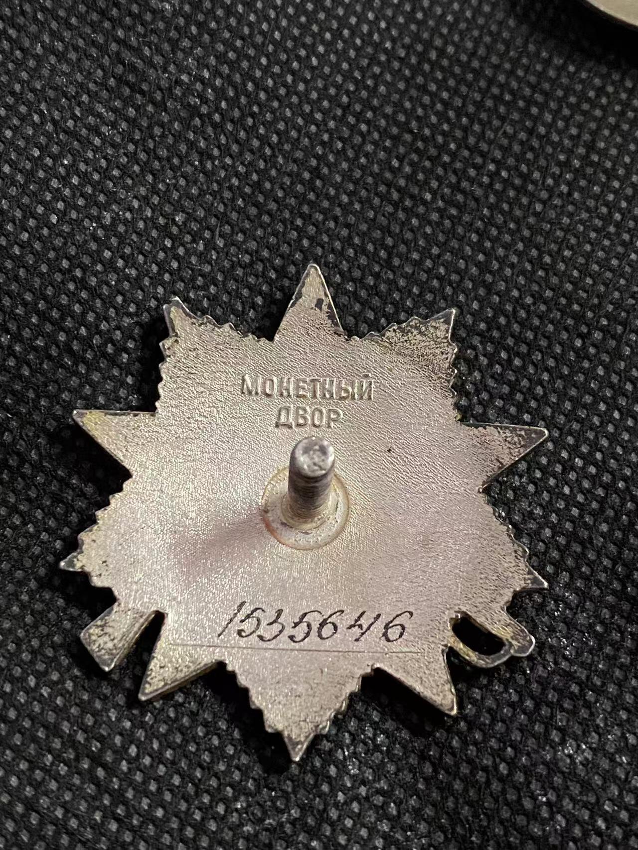 苏联勋章奖章拍卖12月6日晚上九点结束 找不到的加我qq或者微信都是184277308备注苏章拍卖。最好加微信群每次都会通知还有提前可以一口价的 最近会持续拍卖一些东西。			 苏联二级为国85版 品相不错无磕碰 佩戴痕迹较多 1535646