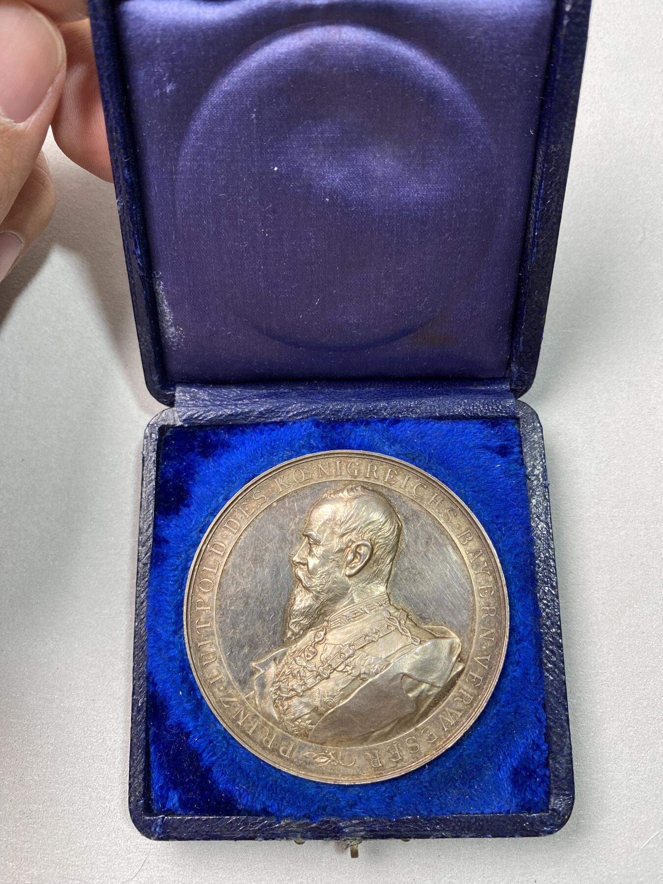 万国钱币拍卖第037期 1896年德国巴伐利亚利奥波德摄政王慕尼黑工业与农业纪念大银章 沙夫原盒名品淡红彩高浮雕 65g 56mm