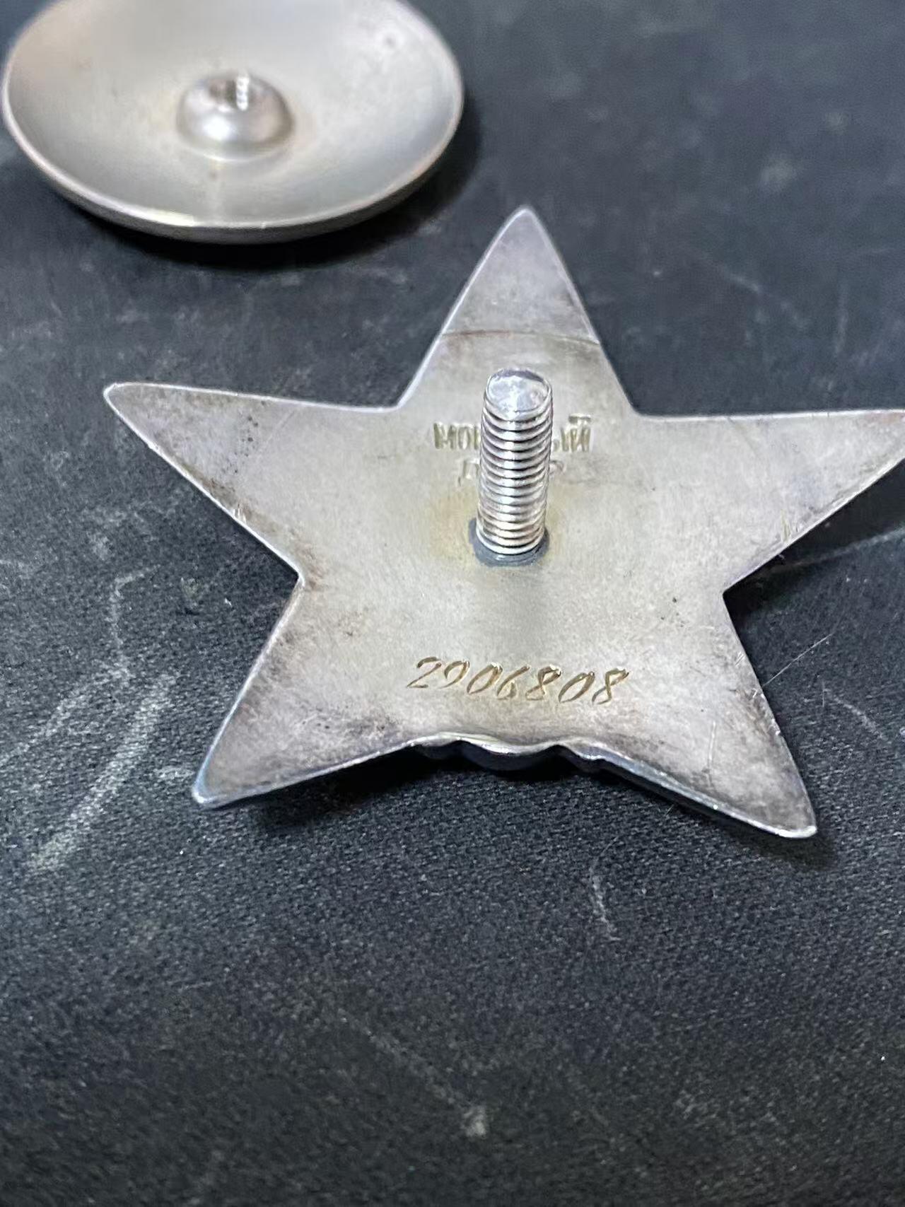 苏联勋章奖章拍卖12月6日晚上九点结束 找不到的加我qq或者微信都是184277308备注苏章拍卖。最好加微信群每次都会通知还有提前可以一口价的 最近会持续拍卖一些东西。			 苏联红星勋章 2906808 极品品相 连佩戴痕迹都几乎不可见 没查到登记卡 国芳布序列没有 应该是内务部或者其他独立单位获得 有渠道的可以查查。