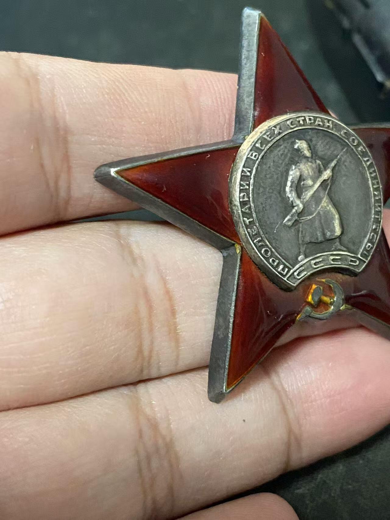 苏联勋章奖章拍卖12月6日晚上九点结束 找不到的加我qq或者微信都是184277308备注苏章拍卖。最好加微信群每次都会通知还有提前可以一口价的 最近会持续拍卖一些东西。			 苏联红星战功套章 红星 1382628 二战红星 带二战证书 右边角有比较大的掉皮 战功无号 原环 铜挂 圆满服役20年 带证书 重量20克64年颁发珐琅完好这个时间来说应该是银质 合金的从65年开始颁发的。属于反坦克炮部队少尉排长 Шевцов Владимир Георгиевич。摧毁1辆装甲运兵车和5个火力点。最后晋升为少校
