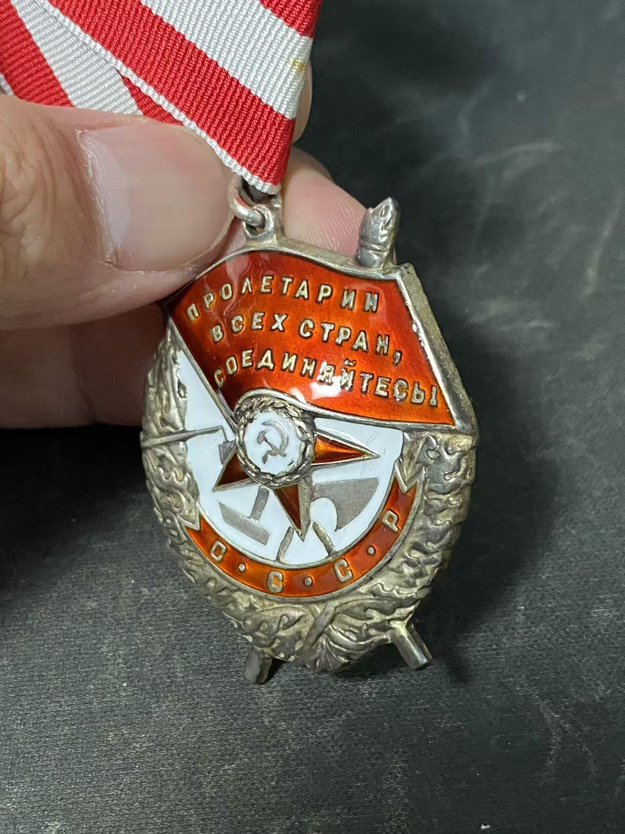 苏联勋章奖章拍卖12月6日晚上九点结束 找不到的加我qq或者微信都是184277308备注苏章拍卖。最好加微信群每次都会通知还有提前可以一口价的 最近会持续拍卖一些东西。			 苏联二战红旗勋章 244860 极品品相 战功红旗 夜间轰炸航空团高级飞行员 Пацкевич Павел Антонович 198次出击 各种夜间轰炸 战功赫赫 被授予红旗 具体看翻译。未开环 白钢挂 新挂布。难得的二战飞行员的红旗 还是这种超级极品品相的 其他资料可以自己去挖掘一下