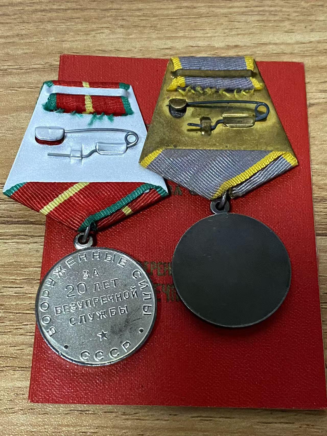 苏联勋章奖章拍卖12月6日晚上九点结束 找不到的加我qq或者微信都是184277308备注苏章拍卖。最好加微信群每次都会通知还有提前可以一口价的 最近会持续拍卖一些东西。			 苏联红星战功套章 红星 1382628 二战红星 带二战证书 右边角有比较大的掉皮 战功无号 原环 铜挂 圆满服役20年 带证书 重量20克64年颁发珐琅完好这个时间来说应该是银质 合金的从65年开始颁发的。属于反坦克炮部队少尉排长 Шевцов Владимир Георгиевич。摧毁1辆装甲运兵车和5个火力点。最后晋升为少校