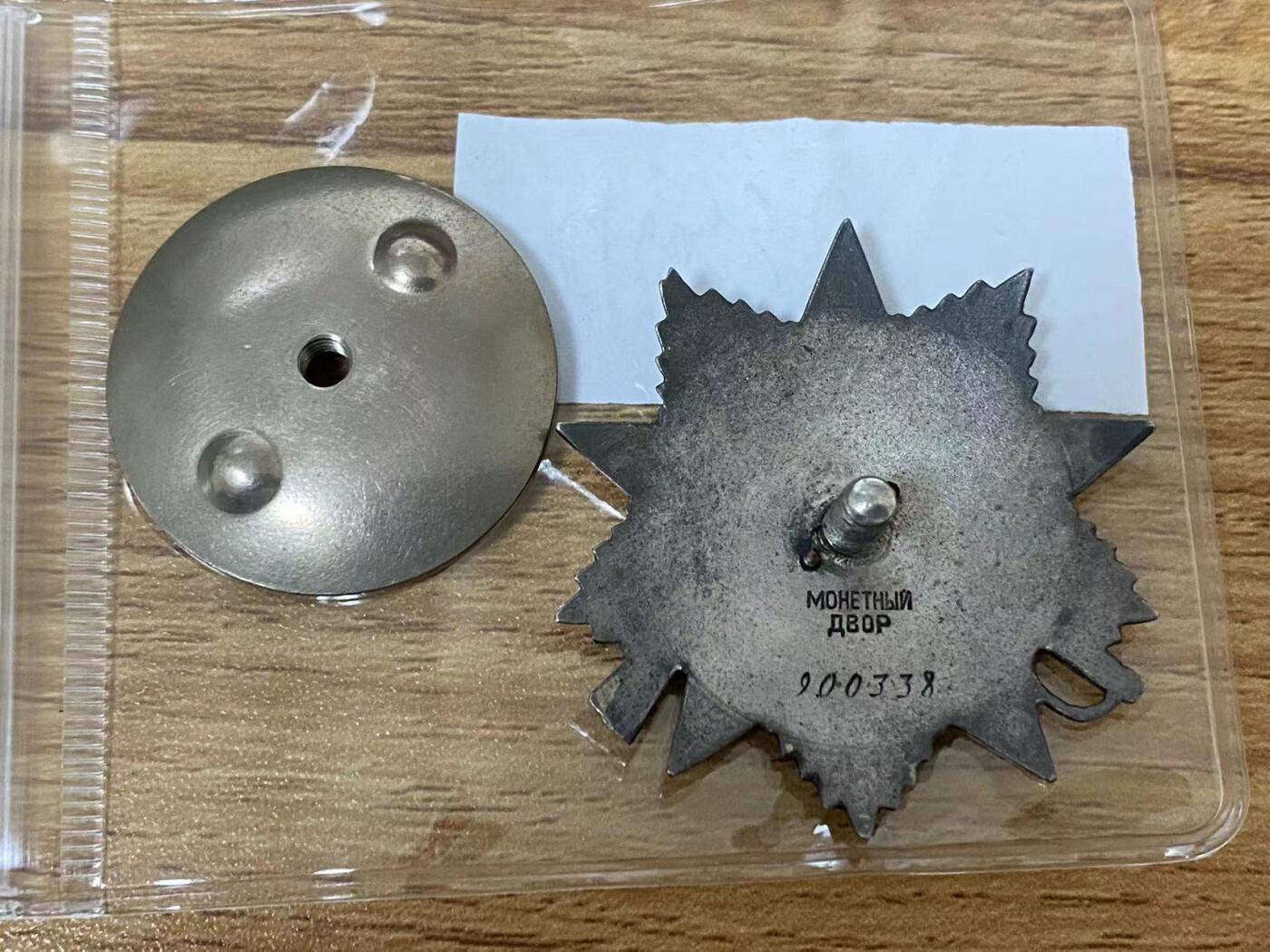 苏联勋章奖章拍卖12月6日晚上九点结束 找不到的加我qq或者微信都是184277308备注苏章拍卖。最好加微信群每次都会通知还有提前可以一口价的 最近会持续拍卖一些东西。			 苏联二级为国900338号追授给妻子登记卡有写 没翻译 奖励卡已经翻译   品相很好没有磕碰 版本也非常好 属于那种比较平的背板 后期这个号段的发的也不多。人民网有阵王记录  Пластеев Федор Федотович近卫步兵团冲锋枪排指挥员 潜入敌后摧毁碉堡截获情报送到司令部。积弊11。可惜没有带上。细绳后由妻子领取。