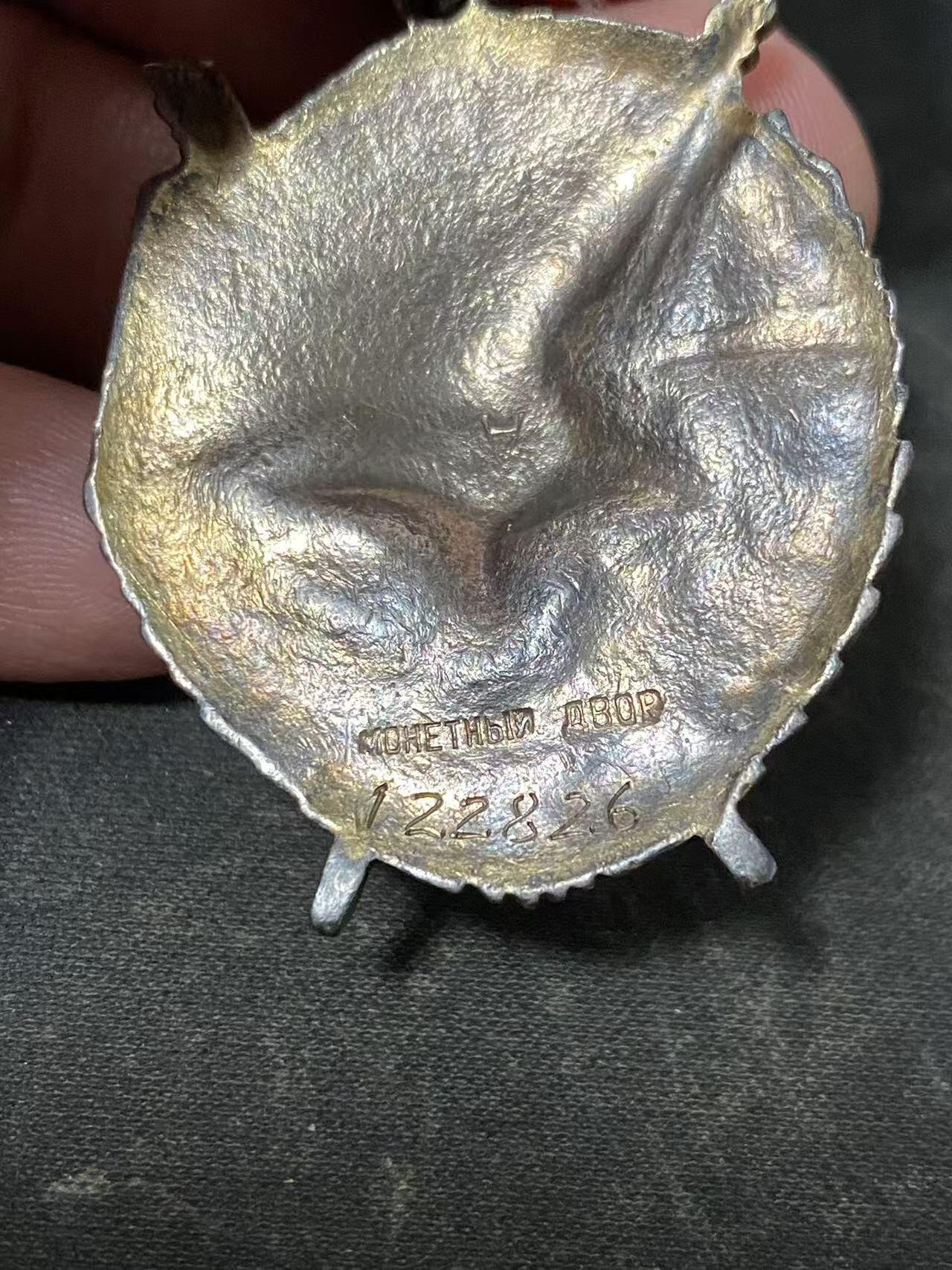 苏联勋章奖章拍卖12月6日晚上九点结束 找不到的加我qq或者微信都是184277308备注苏章拍卖。最好加微信群每次都会通知还有提前可以一口价的 最近会持续拍卖一些东西。			 苏联二战红旗勋章 122826 珐琅有磕碰 中心有检验戳 A 比较少见的磨砂的背面 版本也非常好 Ткаченко Иван Захарович 两次在拉脱维亚的战斗中积弊近百。炮弹用尽后还用冲锋枪和手榴弹继续作战 打退敌人多次进攻 故事很精彩 具体看奖励卡战绩40人+40人10个火力点