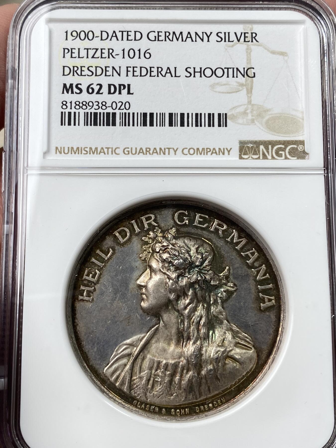 万国钱币拍卖第037期 NGC MS62DPL 1900年德国德累斯顿第十三届联邦射击节纪念银章 花环日耳曼尼娅女神与枪手景观的经典组合 超高浮雕意味着高品极难 此枚环七彩深度类镜面唯一顶级收藏品质