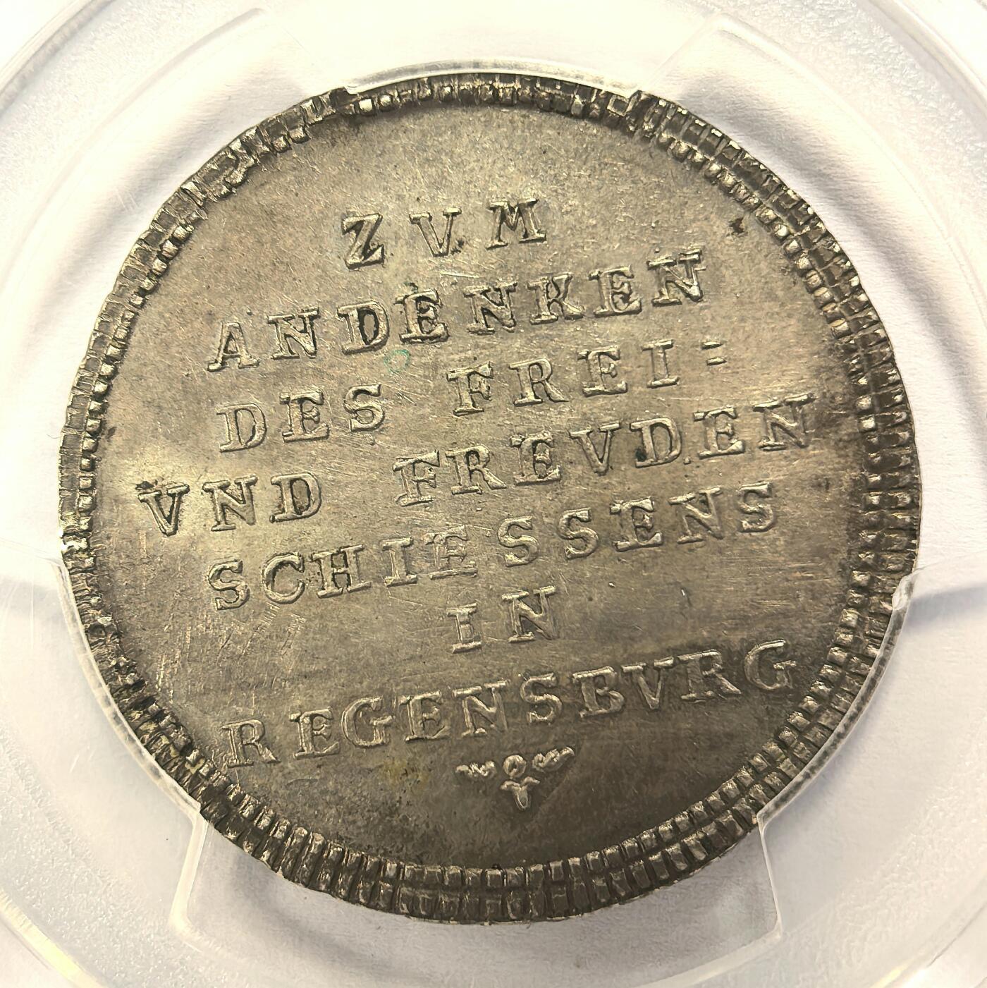 博洋堂“瑰宝之夜”第100期盛典专场（全场顺丰包邮） PCGS MS62 1788年雷根斯堡射击节银章。PCGS官网封面。这枚奖章上装饰有花环的金字塔，下方是弩和箭，底部边缘刻有1788年的日期以及七行文字，意为“为纪念在雷根斯堡举行的自由欢乐射击比赛。此品正反五彩包浆，镜面效果很强，极其精美的高浮雕品种。18世纪的射击节奖章每一枚都极为珍罕。