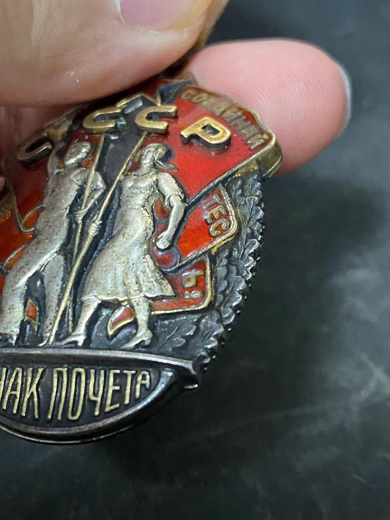 苏联勋章奖章拍卖12月6日晚上九点结束 找不到的加我qq或者微信都是184277308备注苏章拍卖。最好加微信群每次都会通知还有提前可以一口价的 最近会持续拍卖一些东西。			 苏联劳动荣誉勋章平板早期 128696 好品 完美品相  镀金也不错 双层紧密无晃动 字母原配 无晃动  原环未开 白钢挂。非常漂亮的早期劳动荣誉 做工精密美观 