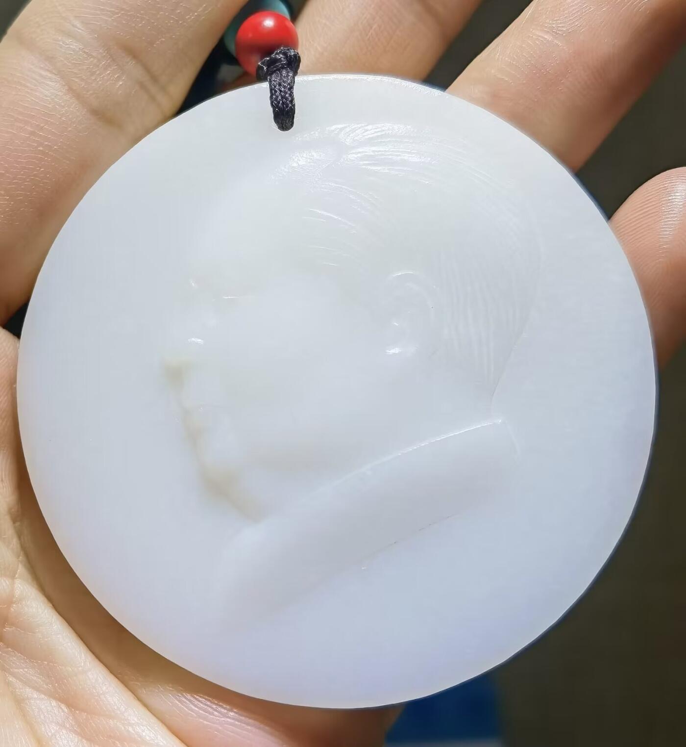 苏工大师雕刻和田玉伟大领袖牌新疆和田籽料鸡骨白伟大领袖毛主席作品：不忘初心！重量：42.12克尺寸：5.4*5.4*0.8cm作者：郁永昌 自带国检证书