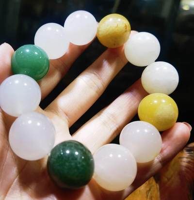 金丝玉多宝手串尺寸1.8cm，色彩漂亮干净清爽，个别珠子内部可见天然石纹棉絮，大自然的产物没有百分百完美，再美好的东西也会多少有一点瑕疵！品相如图所示！捡漏从速！ - 金丝玉多宝手串尺寸1.8cm，色彩漂亮干净清爽，个别珠子内部可见天然石纹棉絮，大自然的产物没有百分百完美，再美好的东西也会多少有一点瑕疵！品相如图所示！捡漏从速！