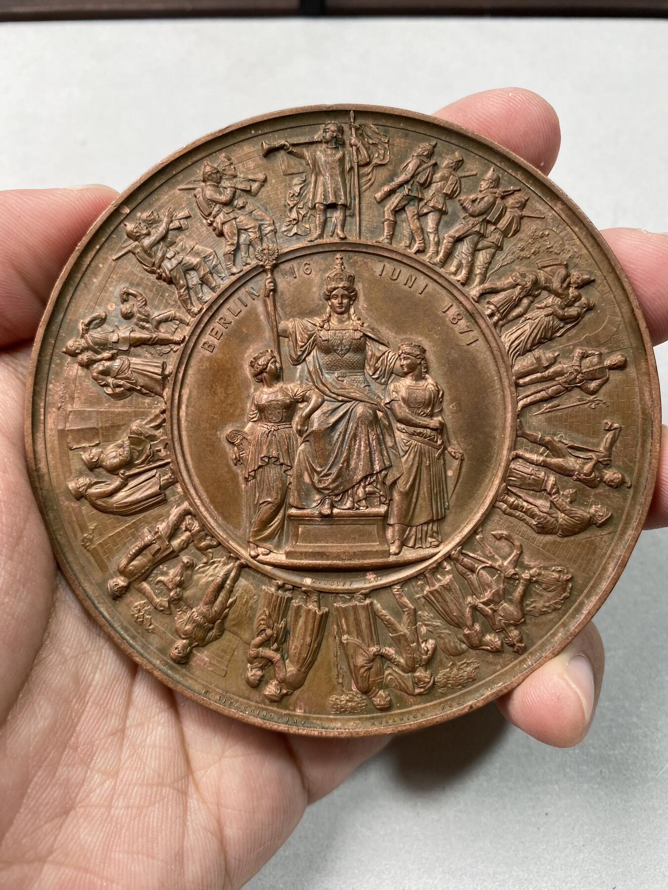 万国钱币拍卖第037期 1871年德意志-普鲁土帝国普法战争胜利部队班师回柏林纪念高浮雕大铜章 名誉品 威廉一世于法国巴黎凡尔赛镜厅加冕为德意志人民的皇帝德国民众欢迎胜利士兵纪念 此枚高点、底板和边缘都保存完美  巨型 278g 85mm