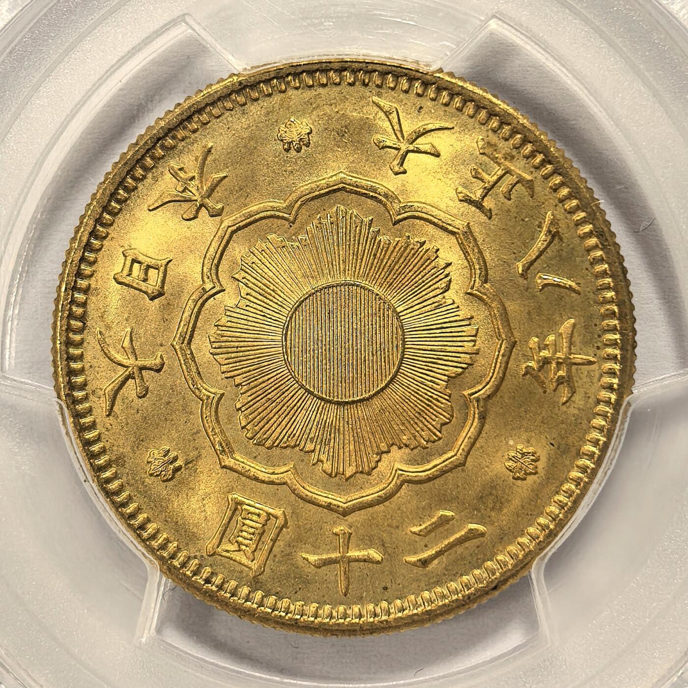 博洋堂“瑰宝之夜”第100期盛典专场（全场顺丰包邮） PCGS MS66 T8日本二十元金币。罕见特年，发行量仅常见的大正六年的五分之一。此品状态极佳，熠熠生辉，大正时代金币巅峰之作。近期金价高走，日本大金涨幅非常凶猛。二十元大金能达到PCGS66分这个级别非常困难，而且绝大多数的66分都集中在了大正六年这个年份上，特年66分更是少见。上个月麦稀奇有枚发行量几乎相同的的P66分特年20圆金币38500元落槌。
