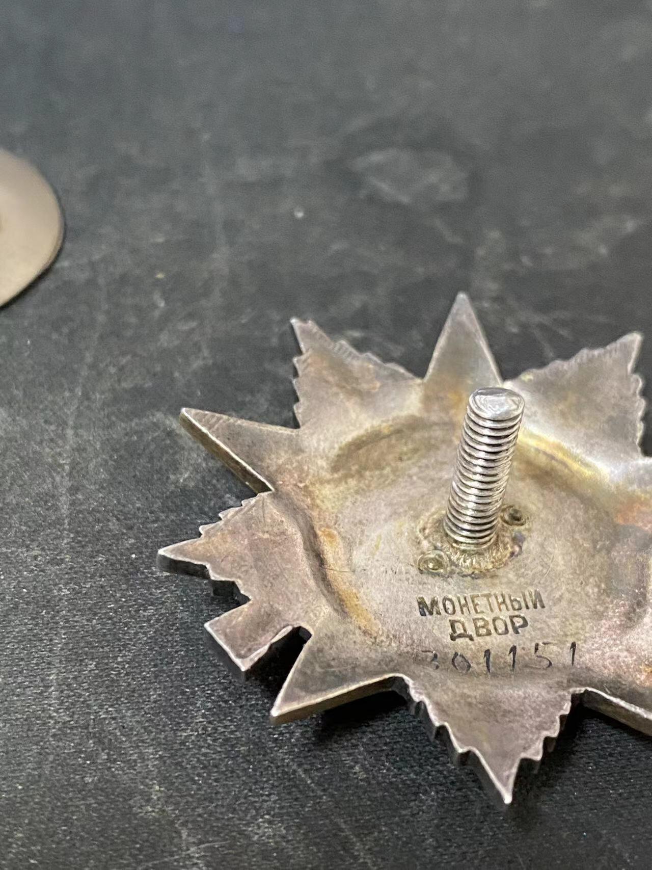 苏联勋章奖章拍卖12月6日晚上九点结束 找不到的加我qq或者微信都是184277308备注苏章拍卖。最好加微信群每次都会通知还有提前可以一口价的 最近会持续拍卖一些东西。			 苏联二级为国勋章301151飞行员-政委 少校 超级品相 佩戴痕迹都几乎看不到   蟹版的一个小众变种 。108近卫拉瓦-罗斯卡娅强击机航空团政治副指挥员（政委）团体事迹非常好几十坦克 积弊一千多本人亲自出击7次获得嘉奖。授予红旗降为二级为国。空军上将克拉索夫斯基 最后签发。他的另一枚红旗也翻译的 接近目标 压制高炮 。Яковлев Борис Иванович 